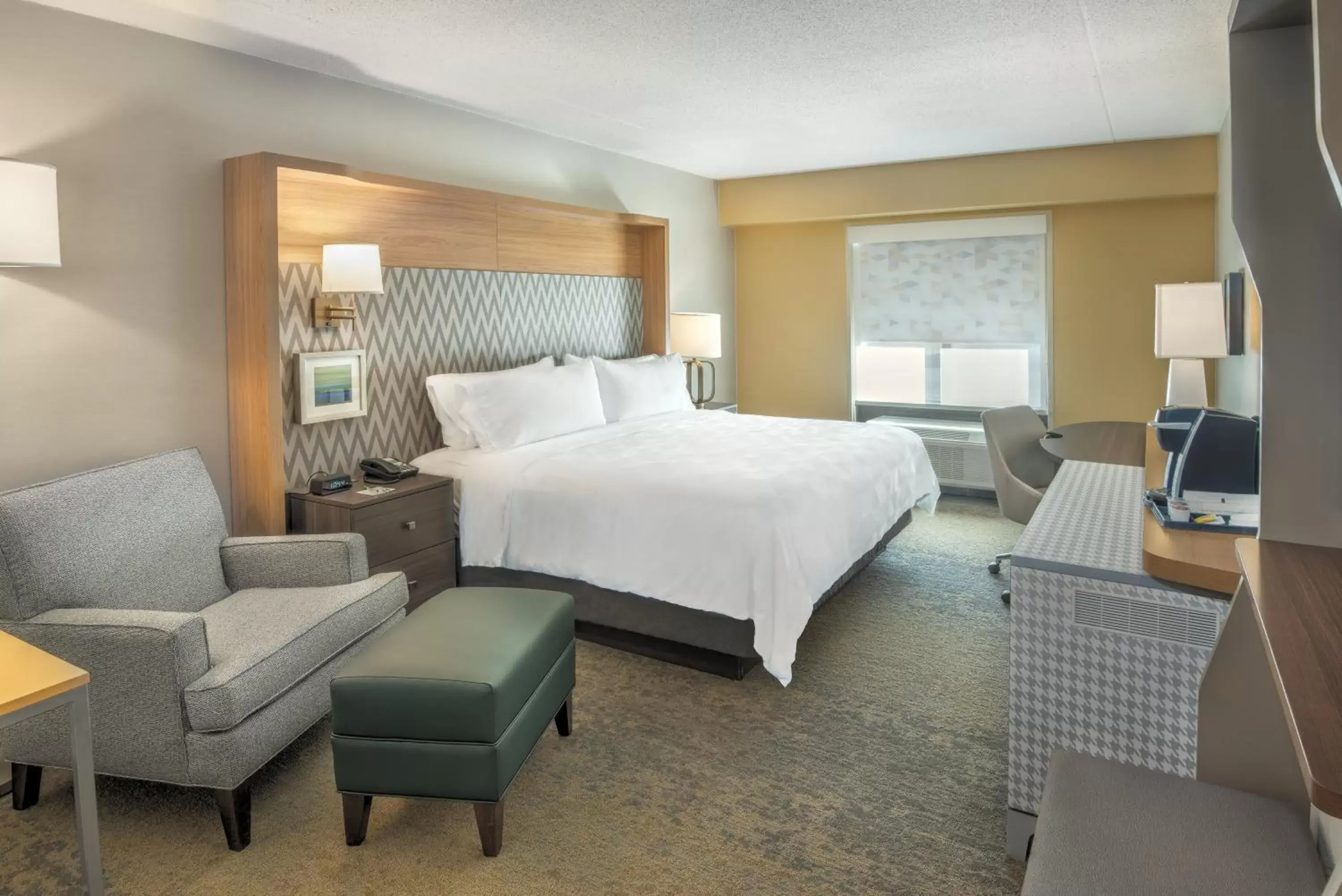 Bed in Holiday Inn East Windsor, an IHG Hotel