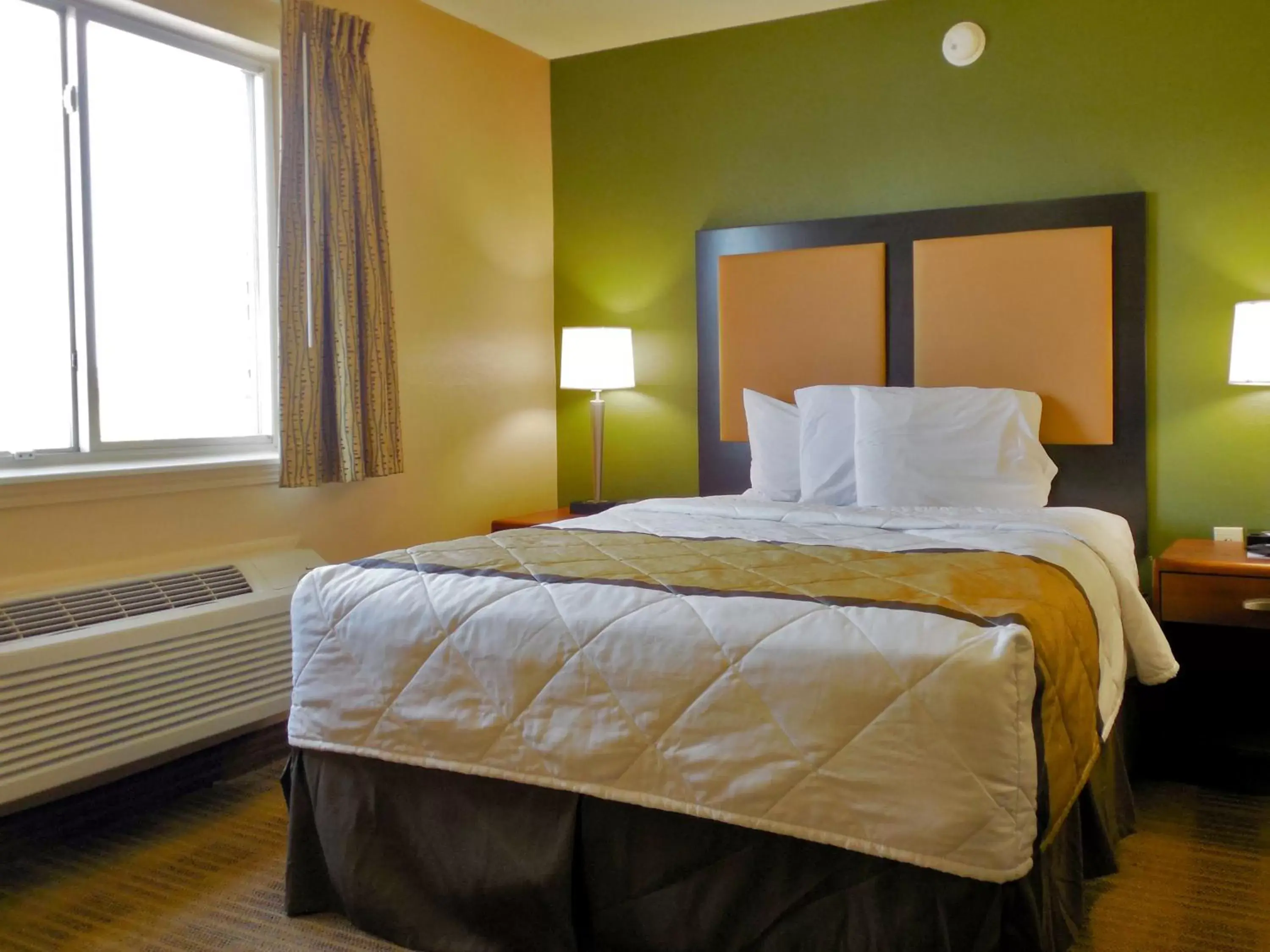 Bed in Extended Stay America Suites - Findlay - Tiffin Avenue