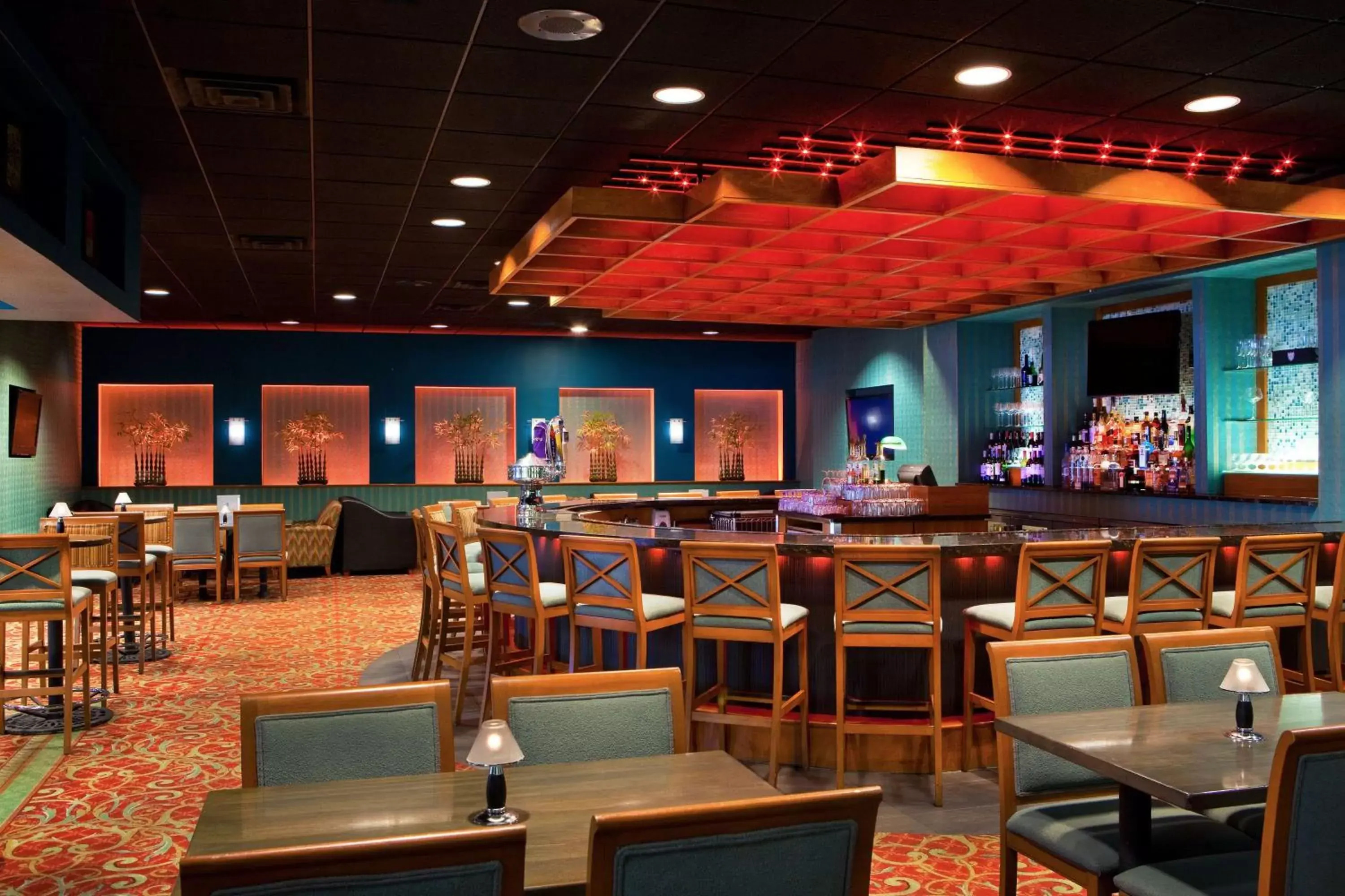 Lounge or bar, Restaurant/Places to Eat in DoubleTree By Hilton Baltimore North Pikesville