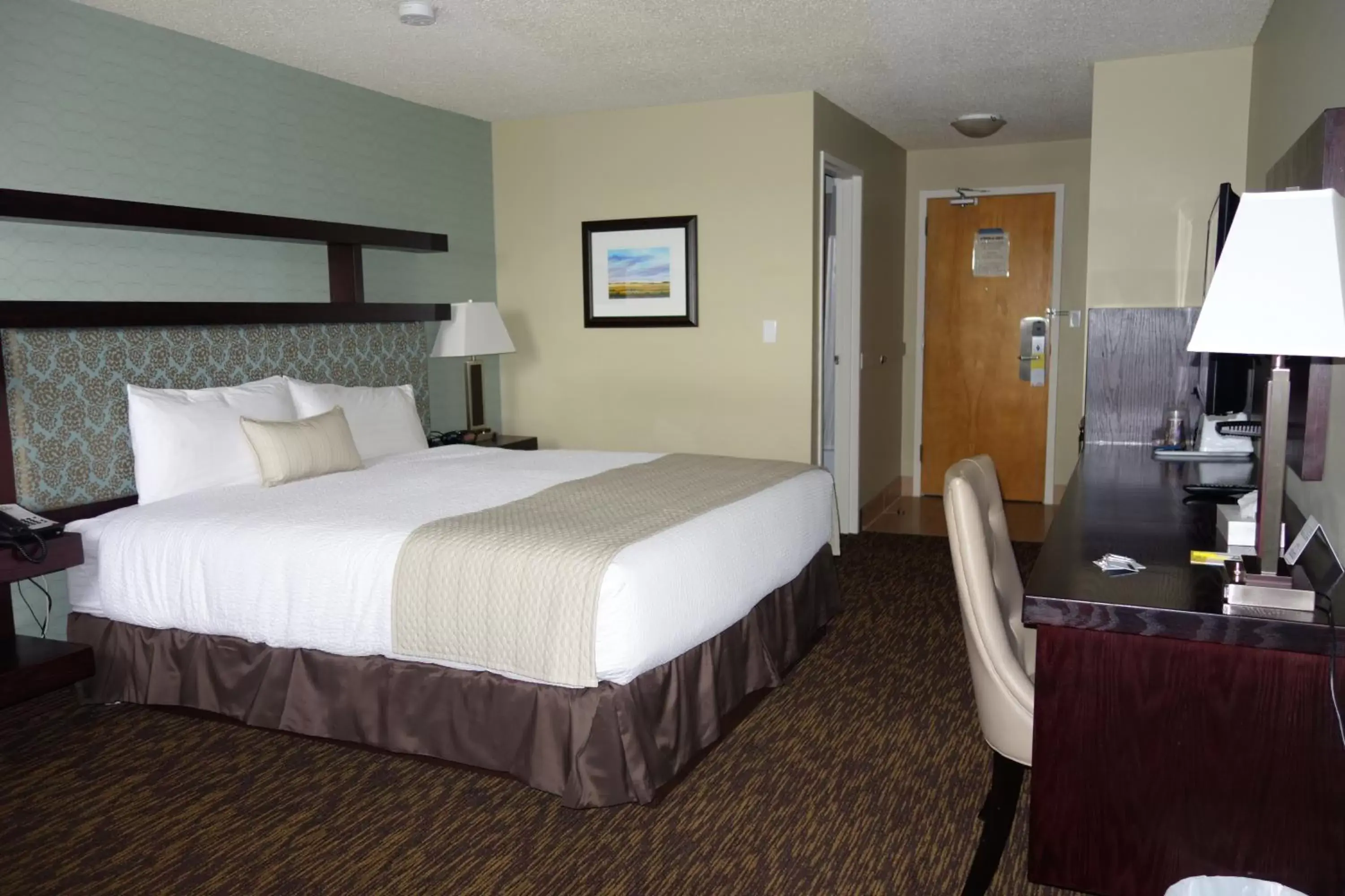 Photo of the whole room, Bed in Days Inn by Wyndham Vermilion