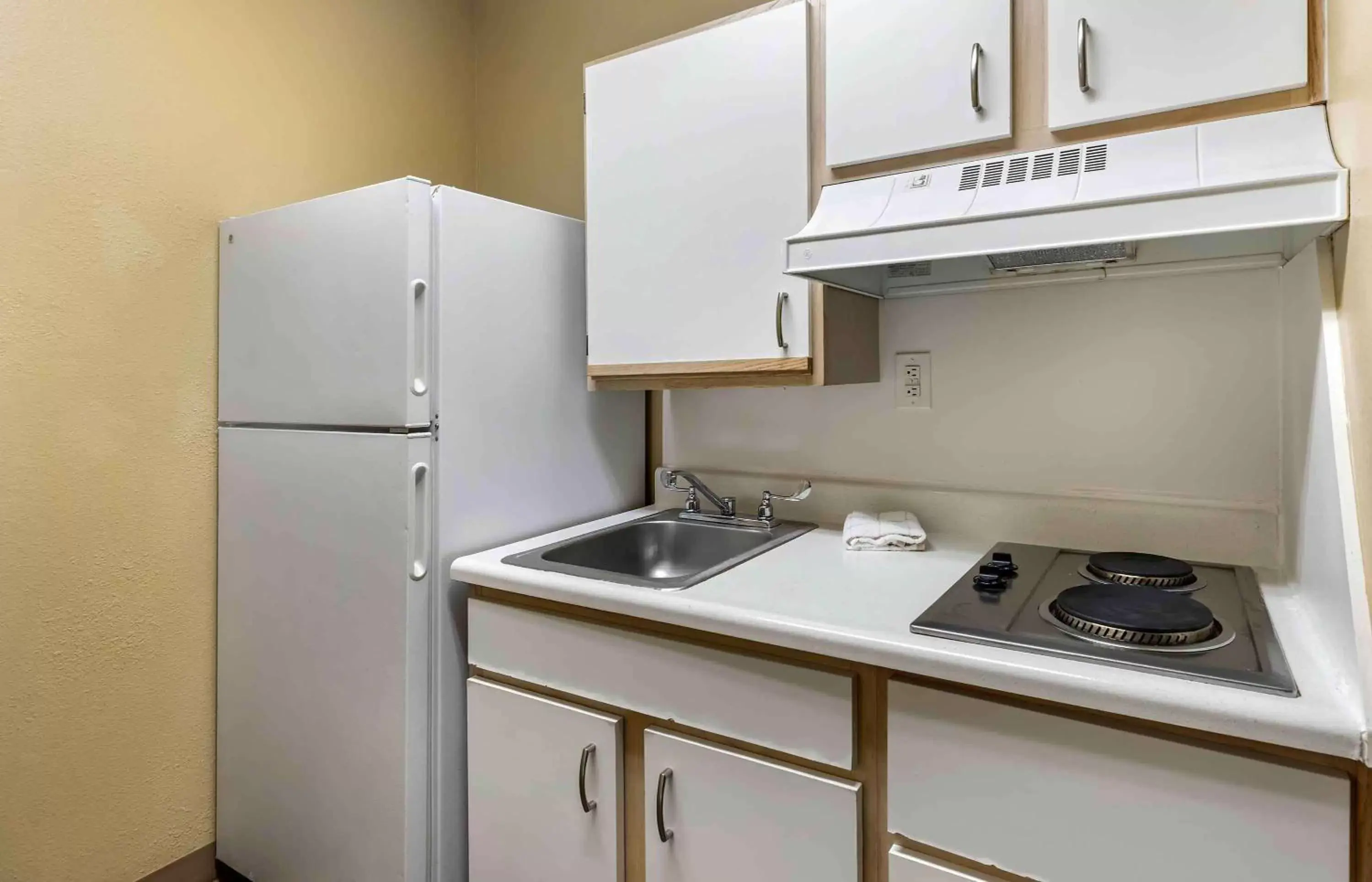 Bedroom, Kitchen/Kitchenette in Extended Stay America Select Suites - Denver - Aurora South