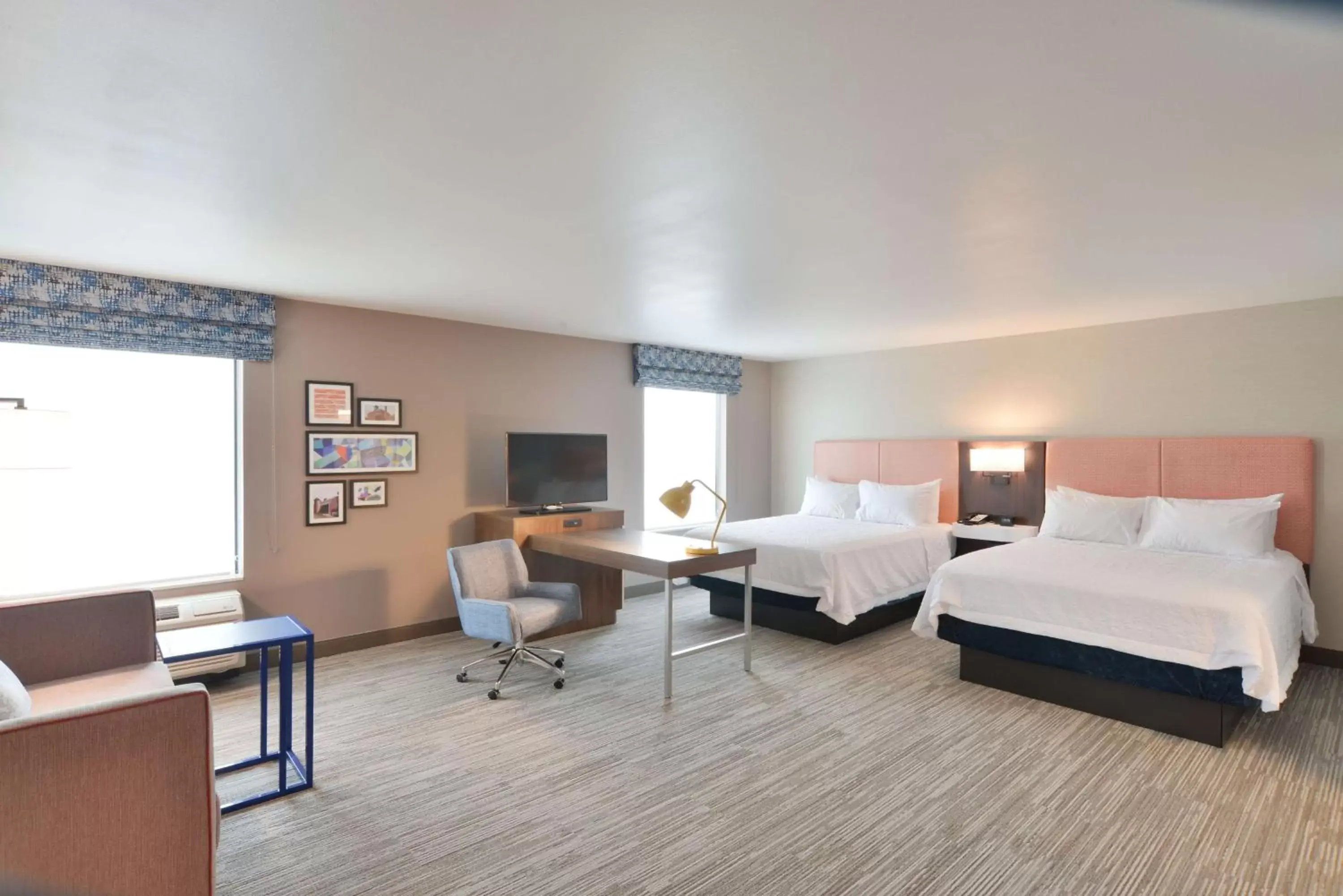 Bed in Hampton Inn & Suites Menomonie-UW Stout