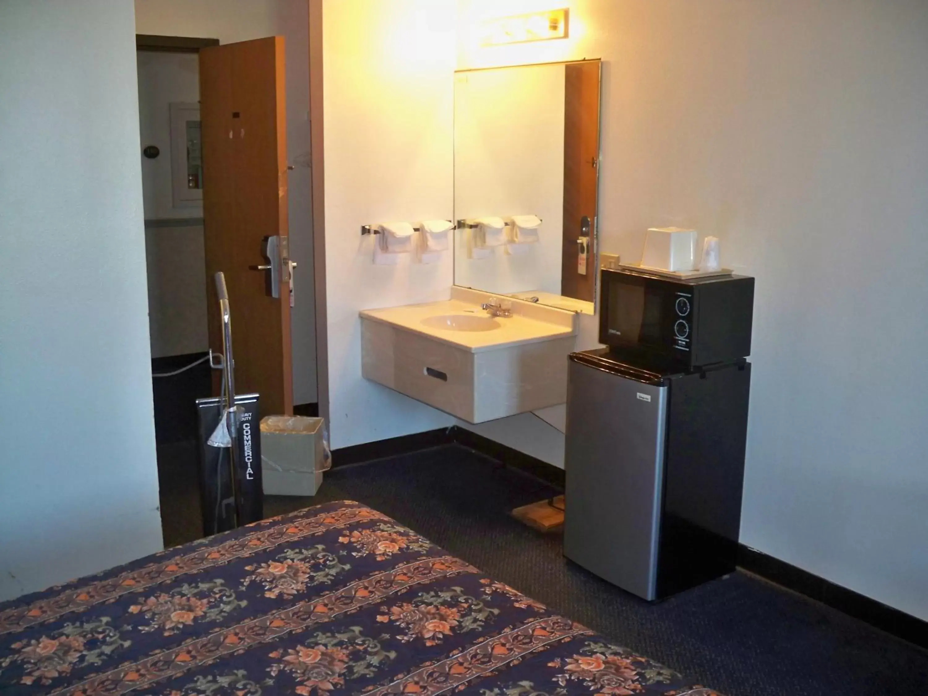 Bedroom, Bathroom in Economy Inn Wentzville