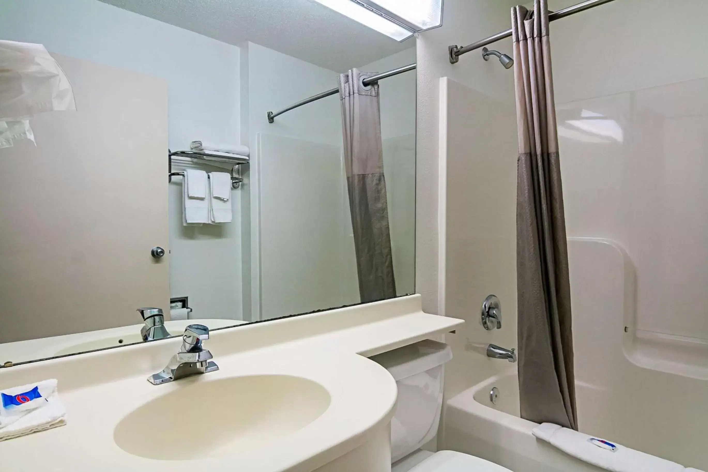 Shower, Bathroom in Motel 6-Sycamore, IL