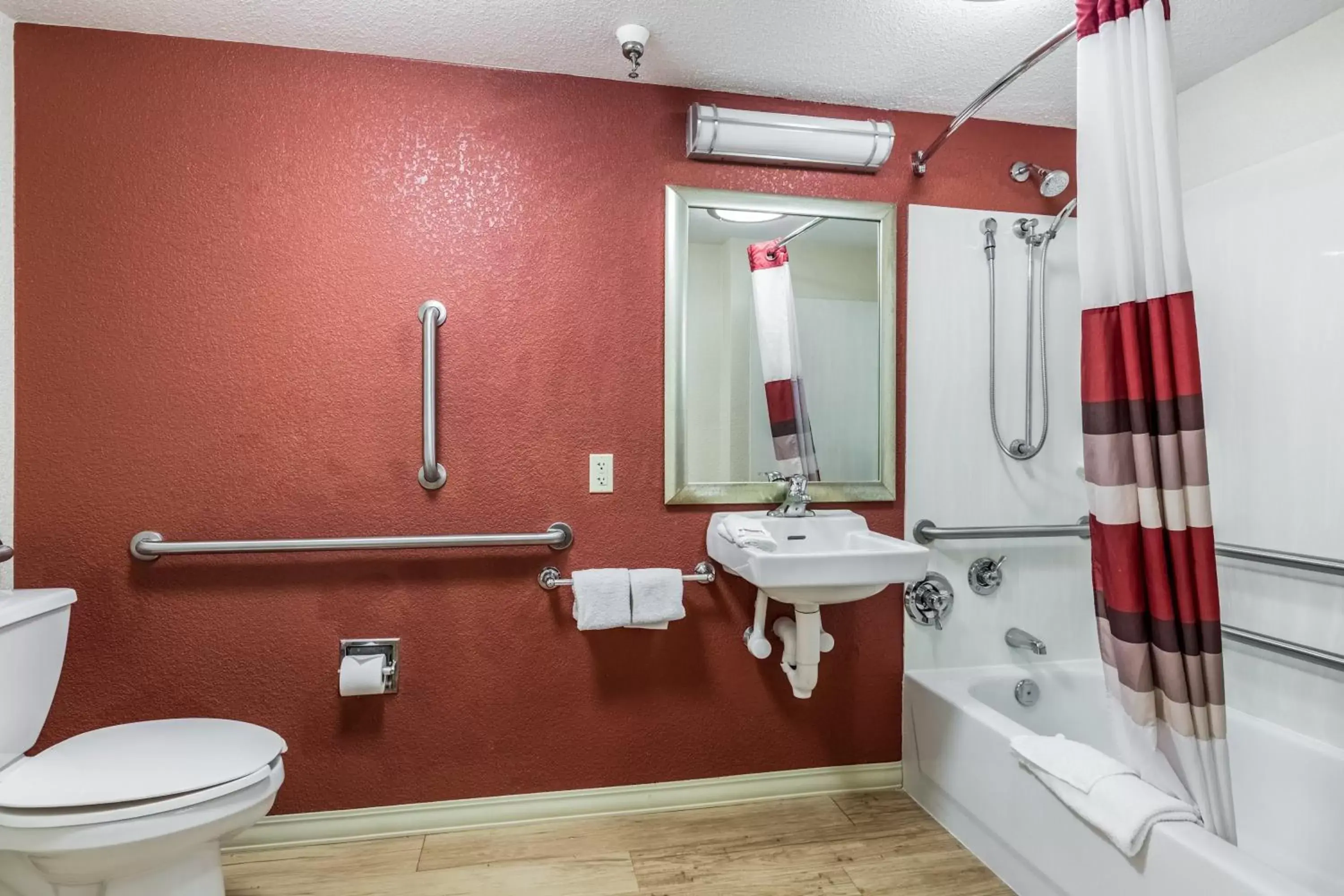 Bathroom in Red Roof Inn Minneapolis Plymouth