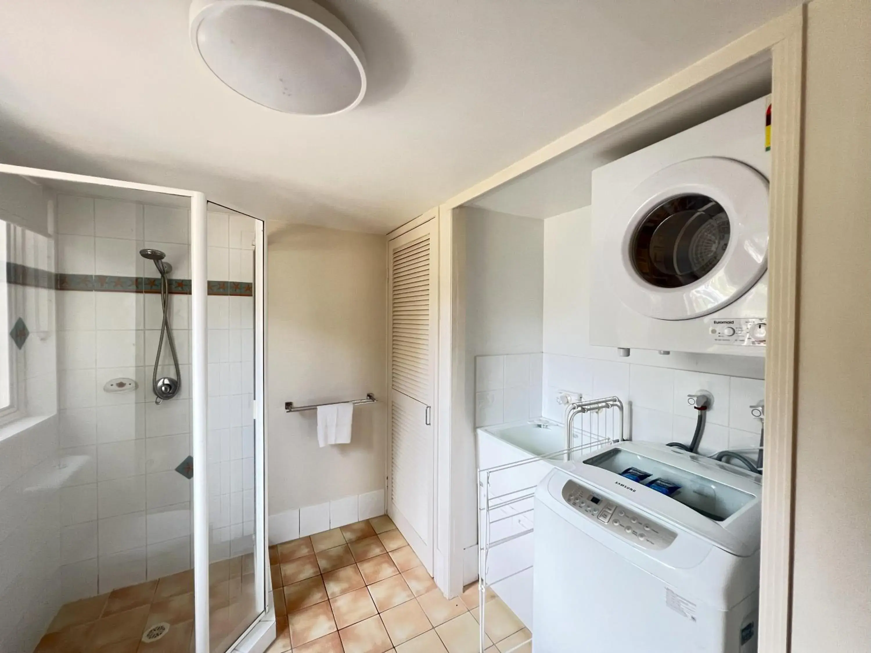 Shower, Kitchen/Kitchenette in Montego Sands Resort