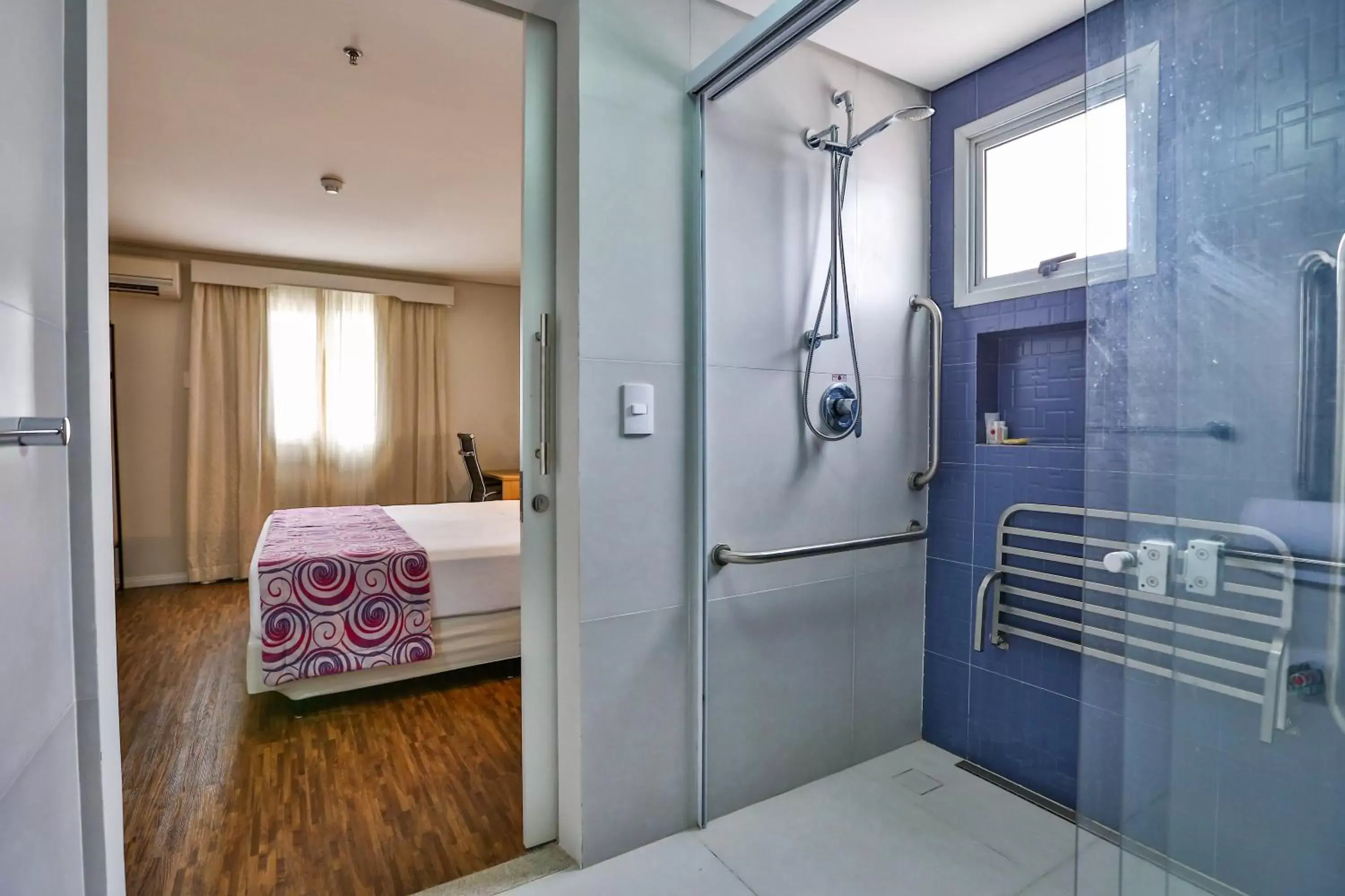 Shower, Bathroom in Comfort Nova Paulista