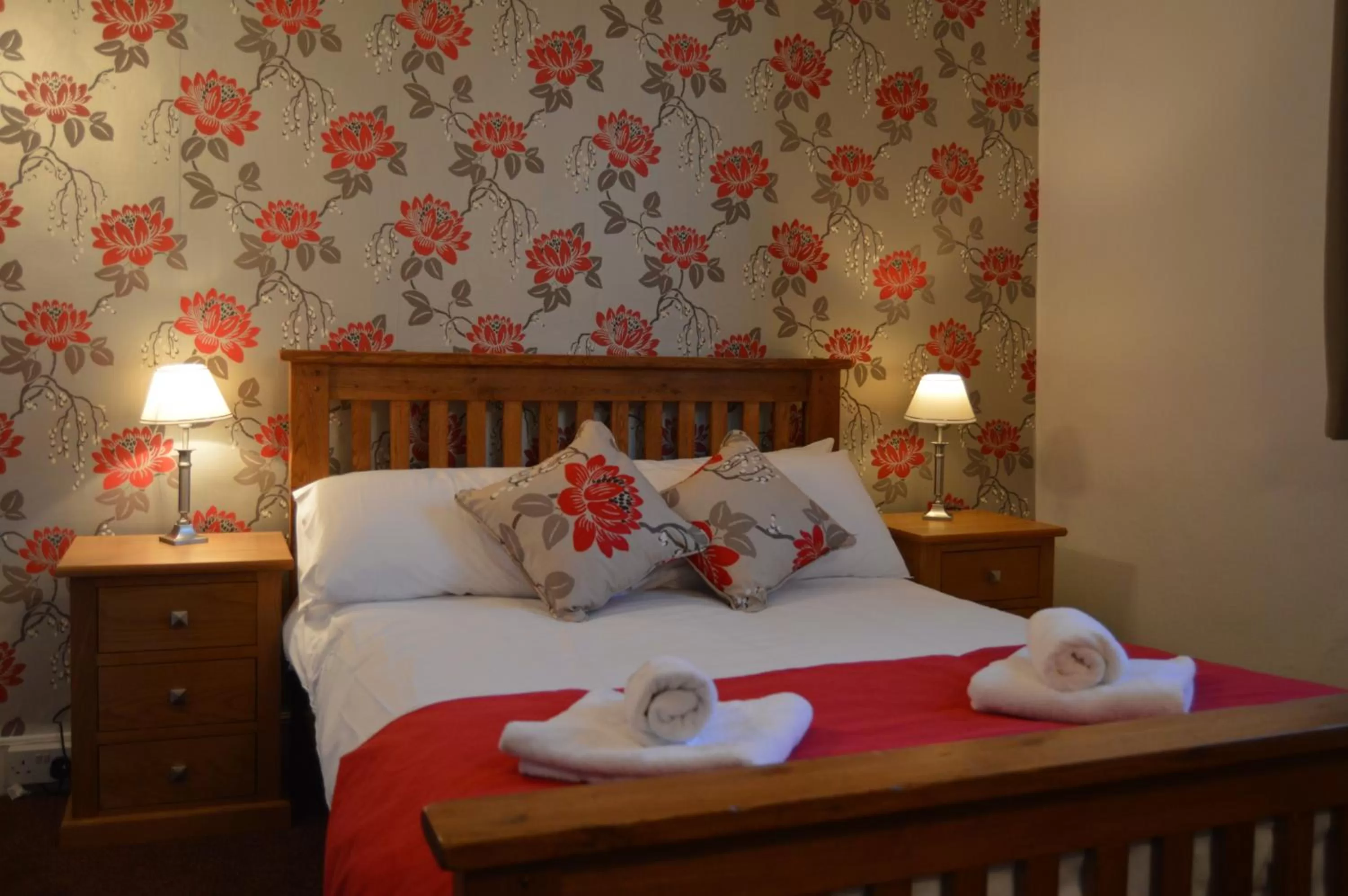 Bedroom, Bed in The Crown Inn Hotel