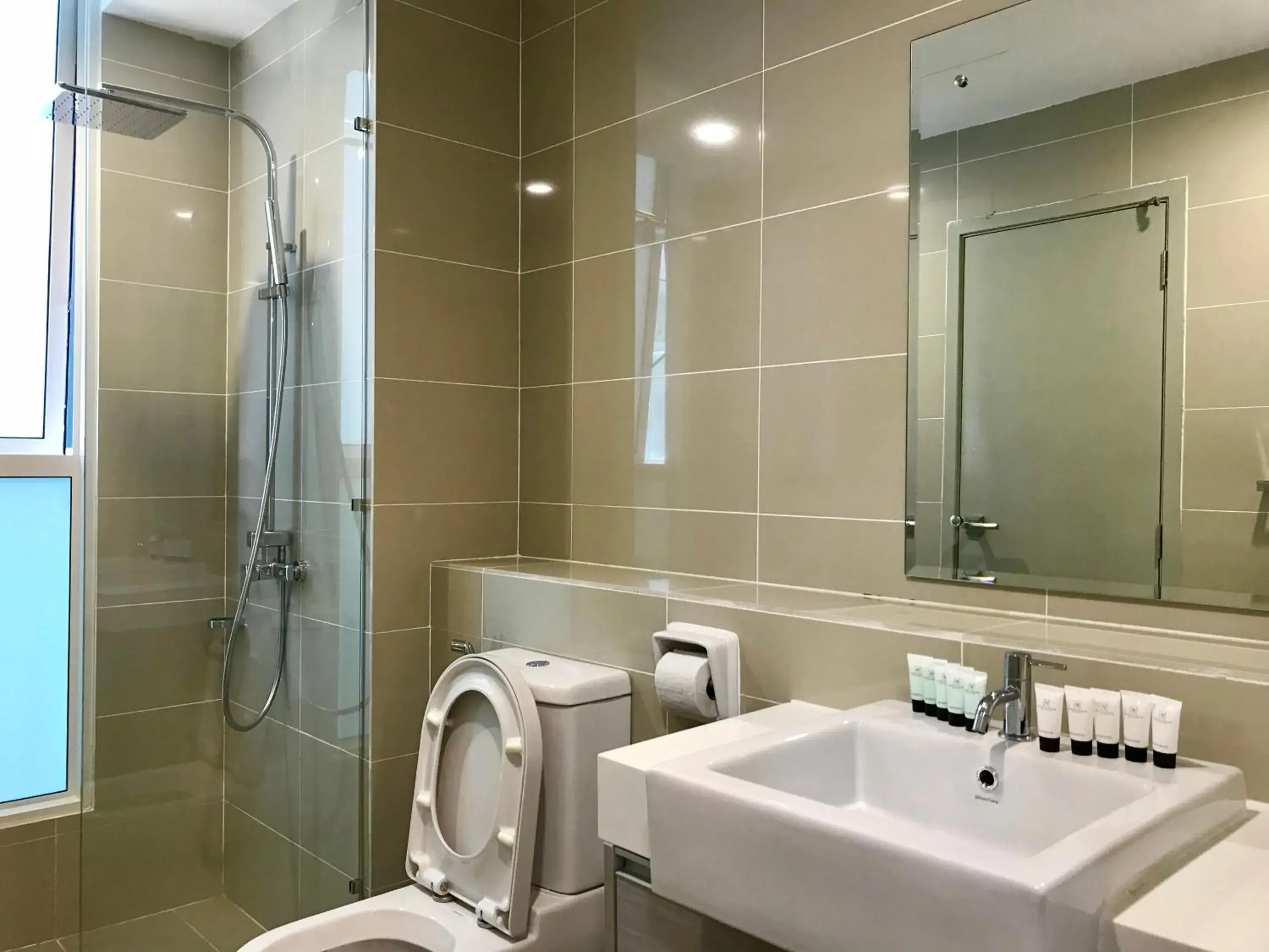 Shower, Bathroom in Sunset Seaview Vacation Condos @ Infinity Avenue