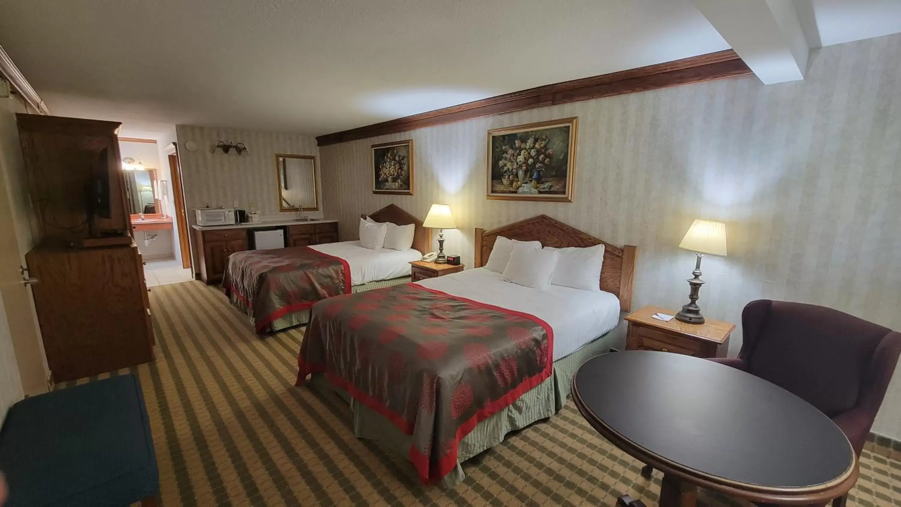 Bed in Ramada by Wyndham Saginaw Hotel & Suites