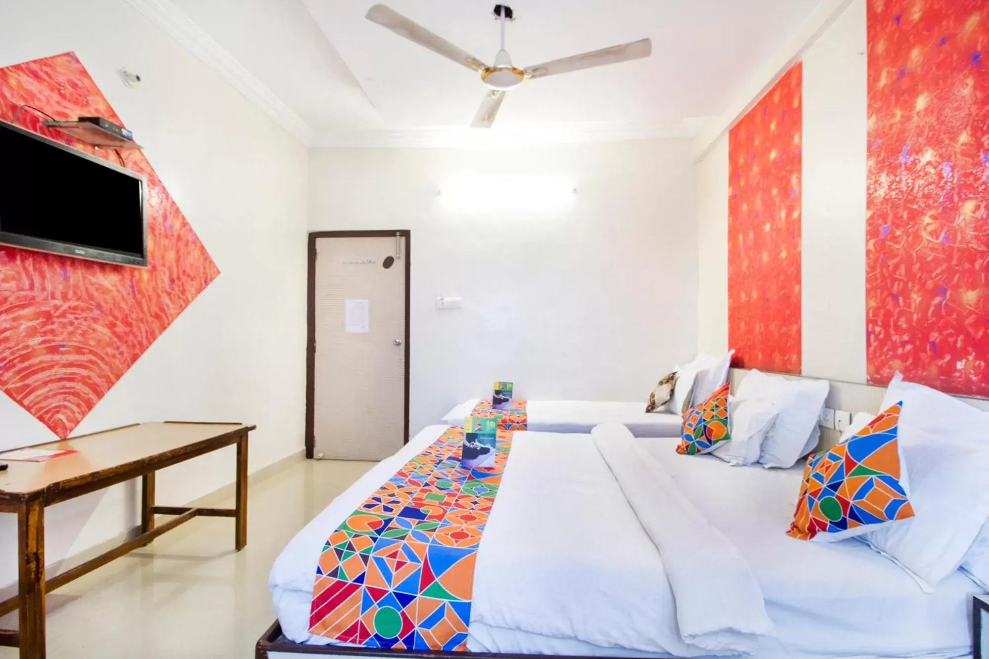 Bedroom, Bed in Hotel Omni Plaza Bedroom, Bed in Hotel Omni Plaza