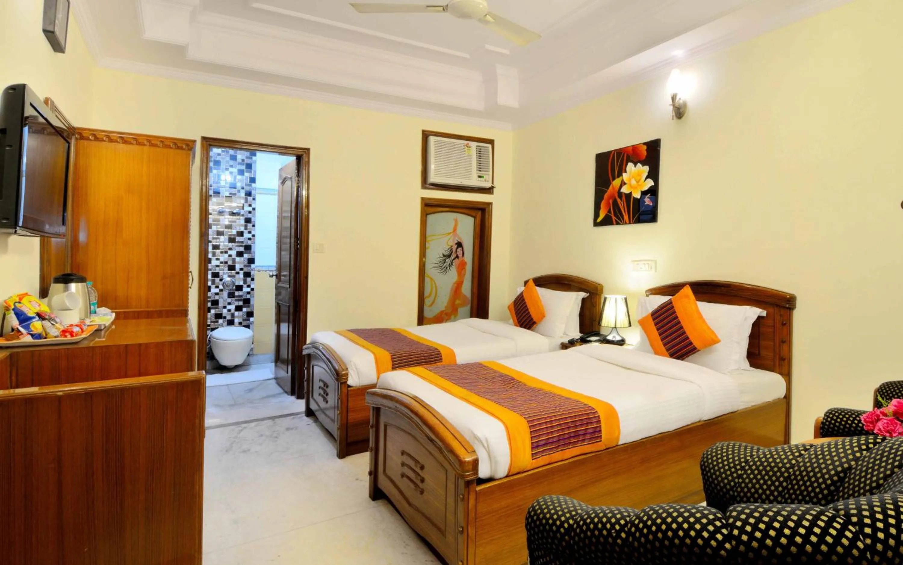 Property building, Bed in Hotel Pablas International, New Delhi, Near Metro