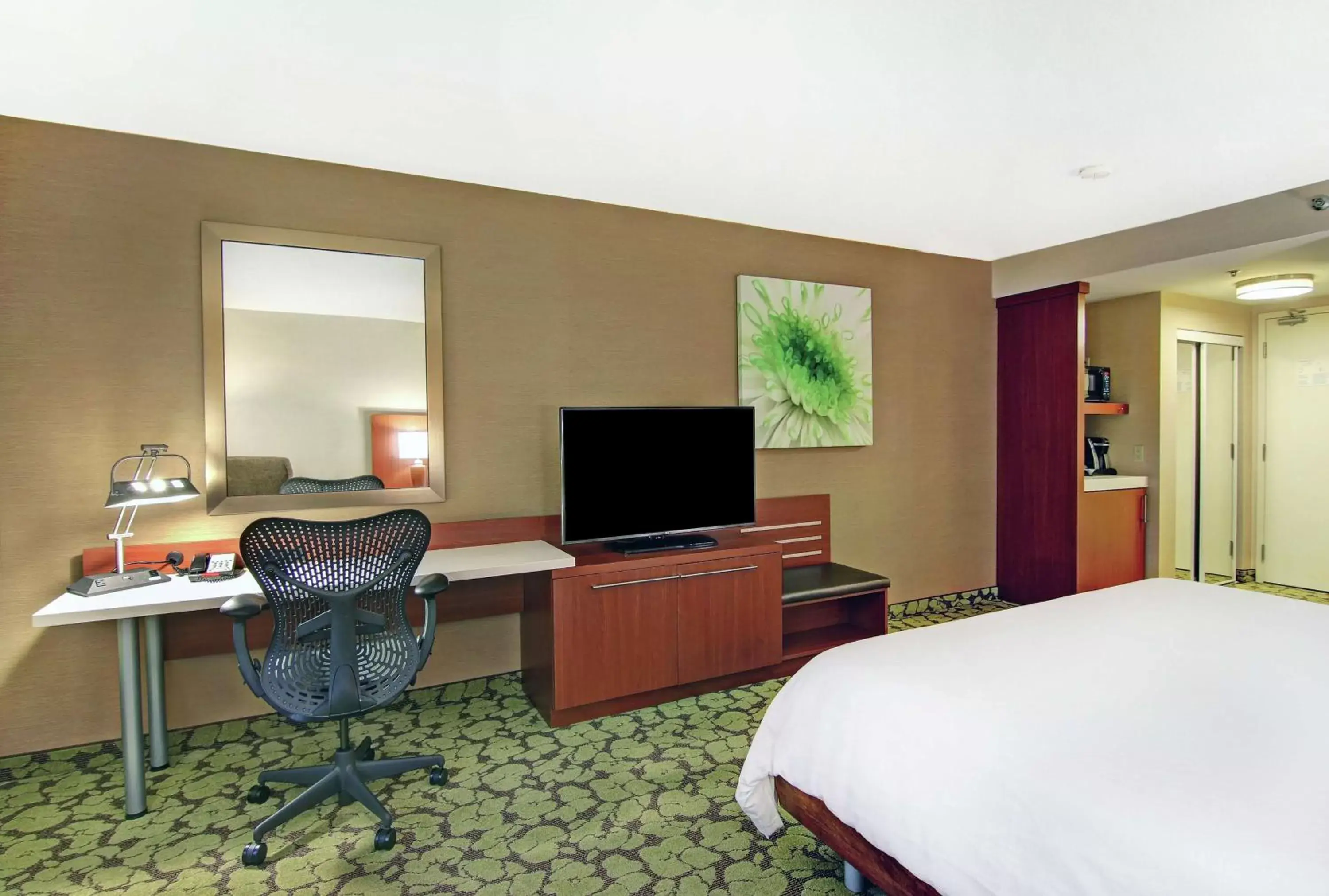 Bed, TV/Entertainment Center in Hilton Garden Inn Toronto/Markham