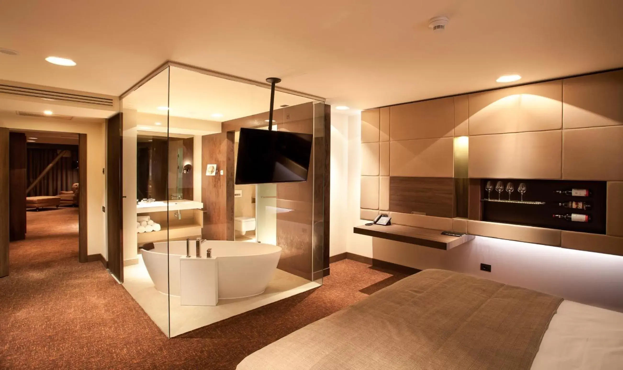 TV and multimedia, TV/Entertainment Center in Kronwell Brasov Hotel