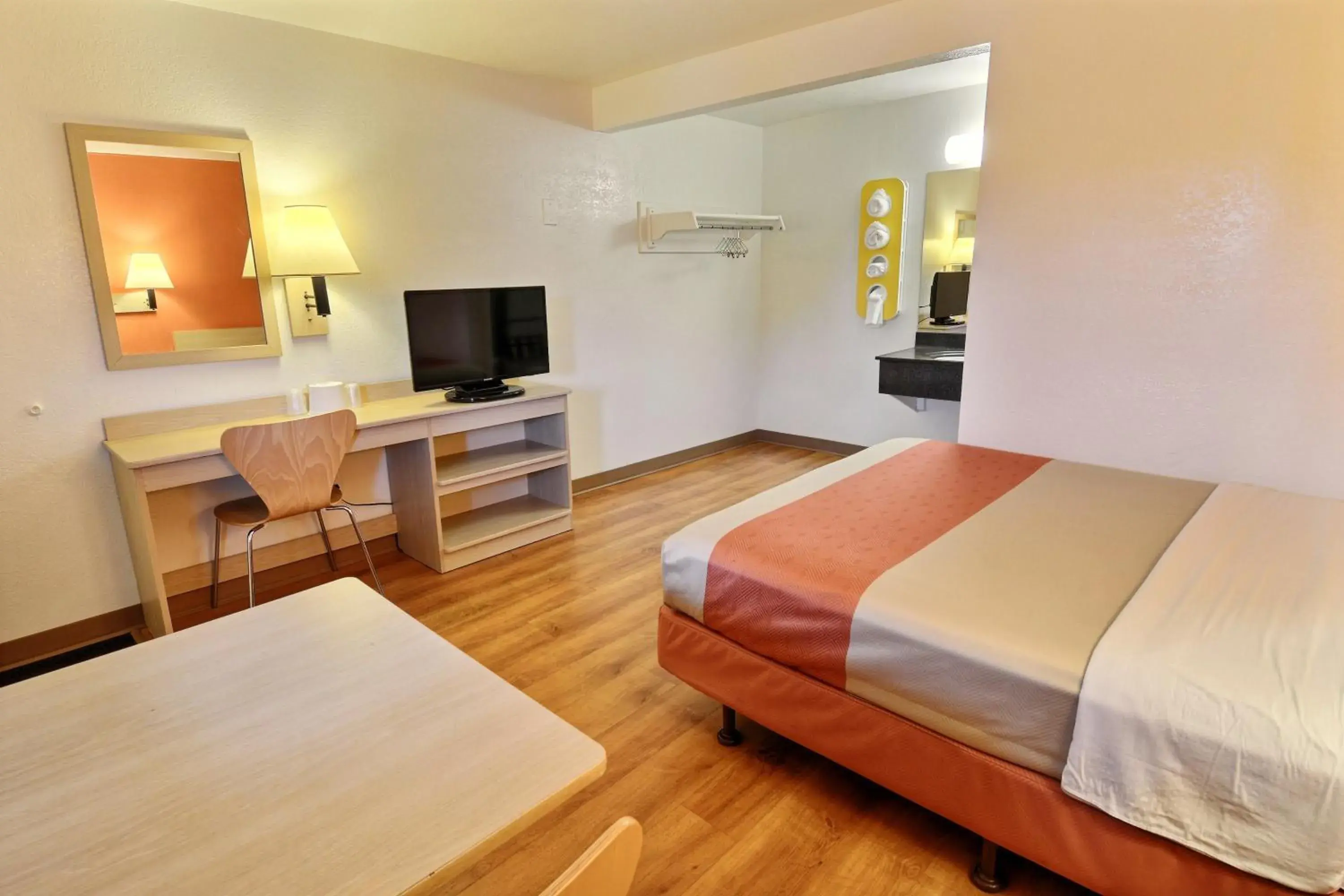 1 Double Bed, Mobility Accessible Room, Bathtub w/ Grab Bars, Non-Smoking in Travelodge by Wyndham Brattleboro VT 1 Double Bed, Mobility Accessible Room, Bathtub w/ Grab Bars, Non-Smoking in Travelodge by Wyndham Brattleboro VT