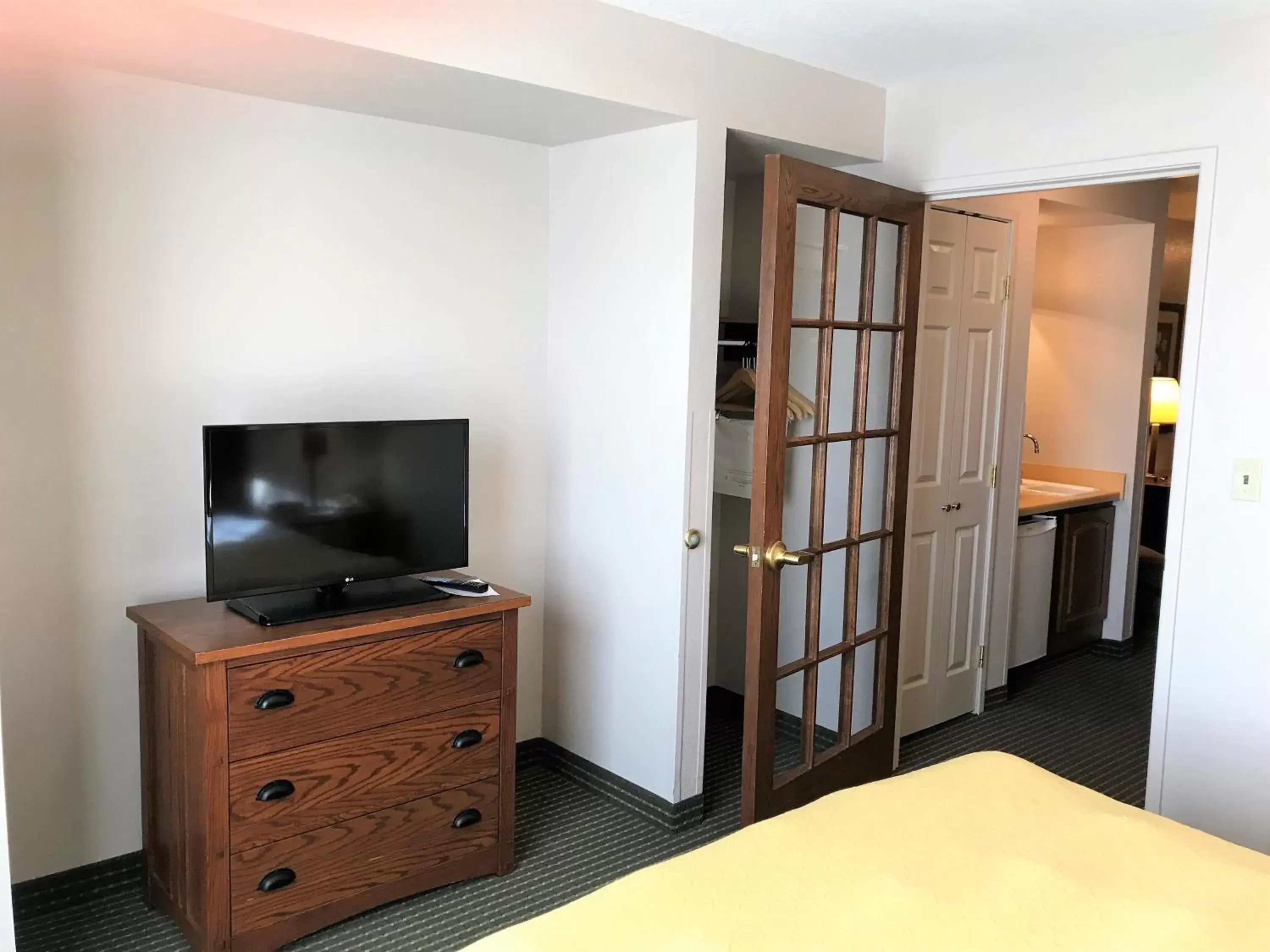 TV and multimedia, TV/Entertainment Center in Zion Inn & Suites