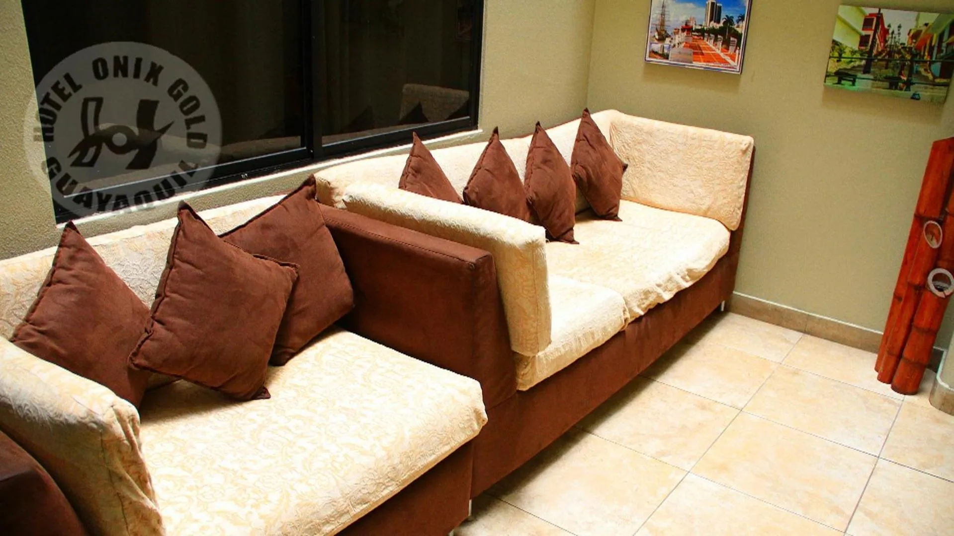 Communal lounge/ TV room in Hotel Onix Gold