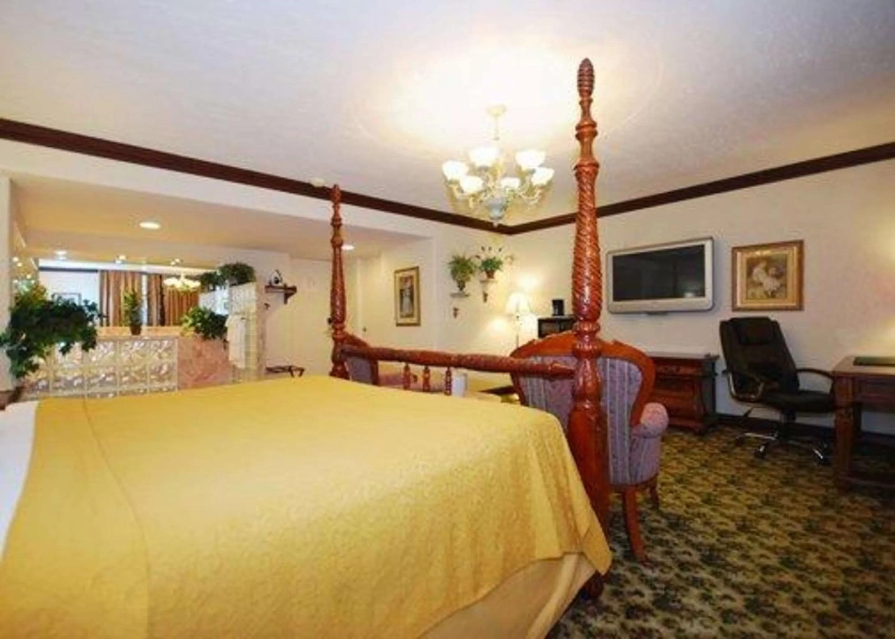 Photo of the whole room, Bed in St Lawrence hotel