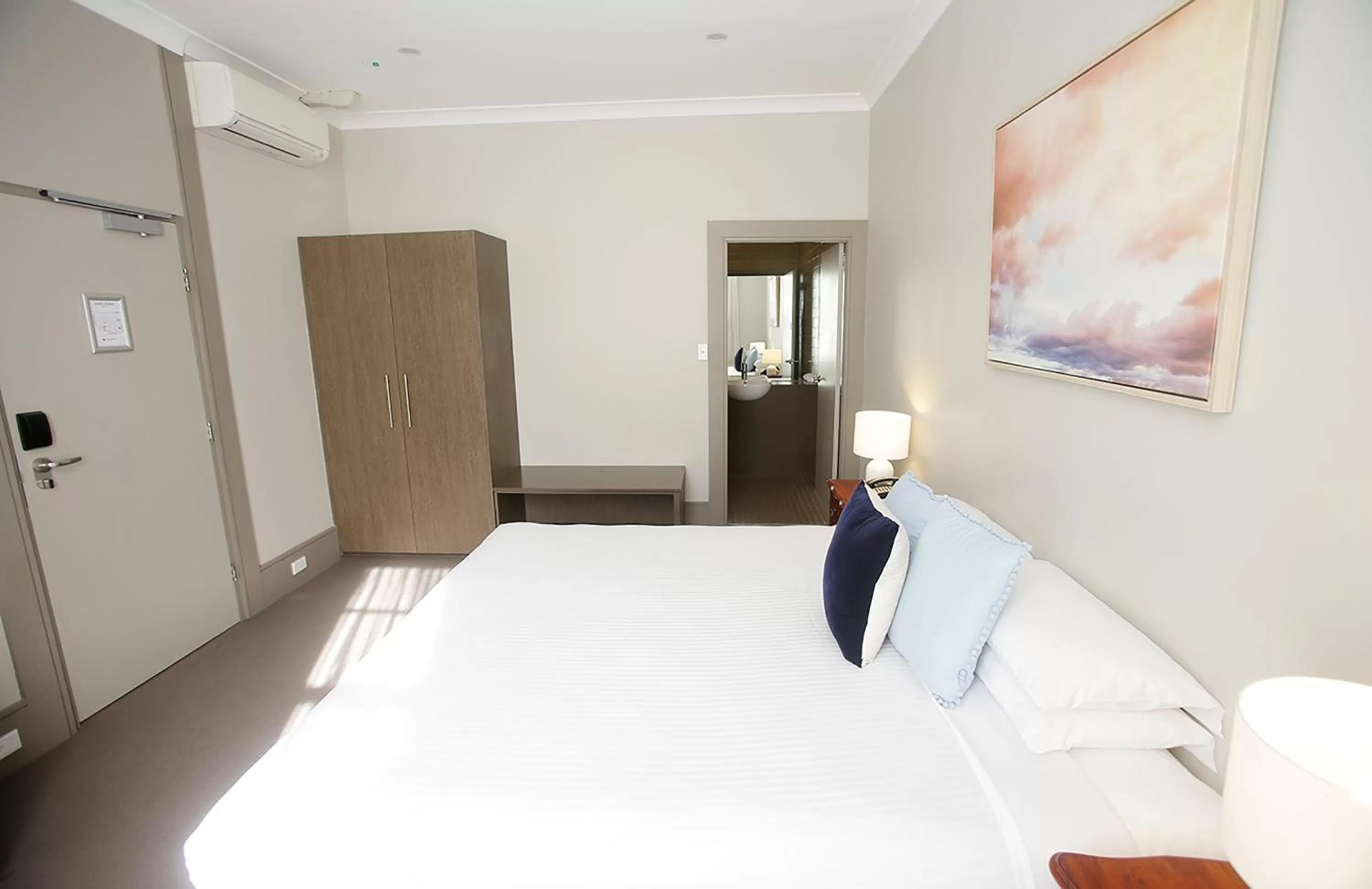 Bedroom, Bed in Hotel Bondi