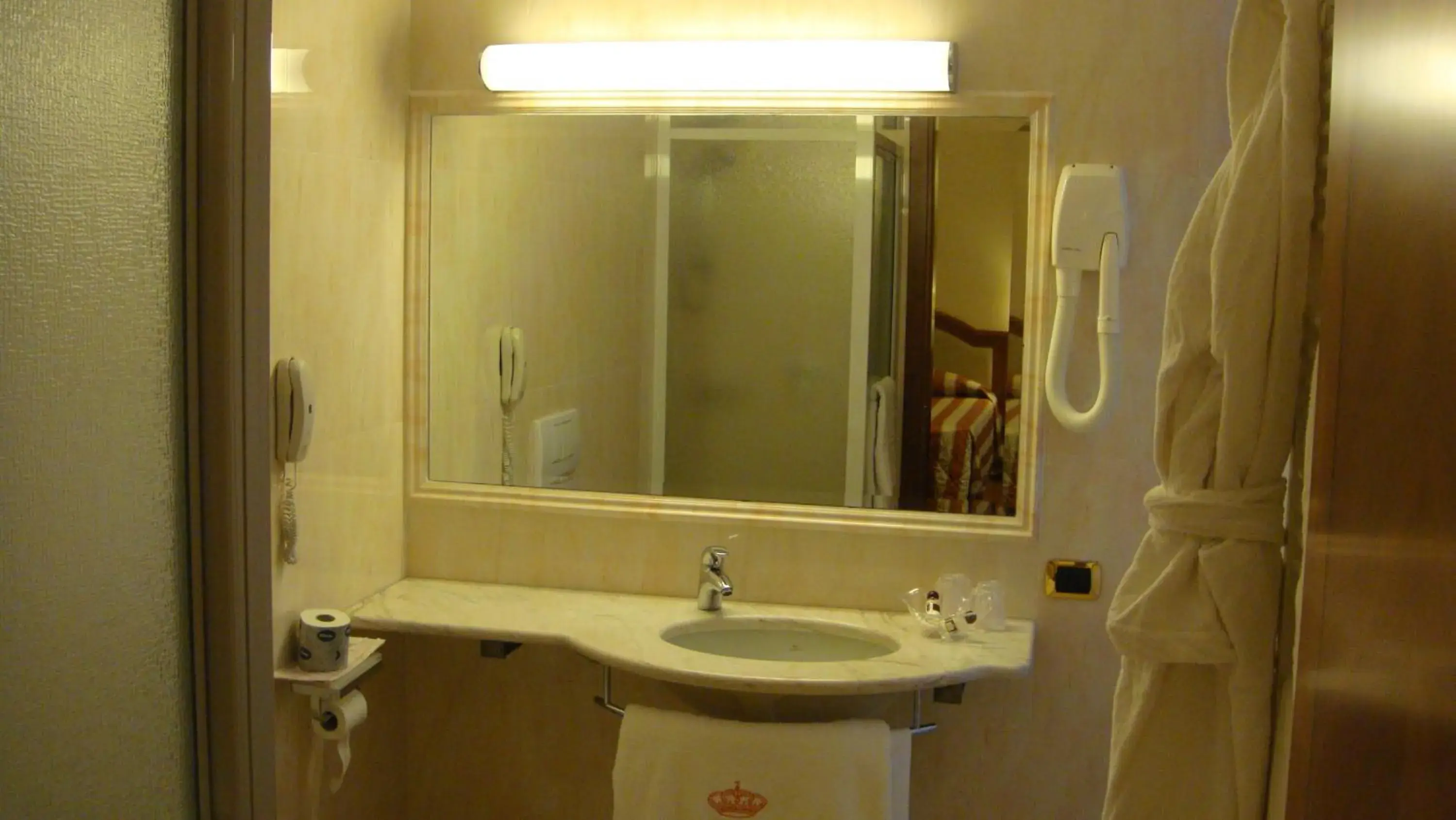 Bathroom in Albergo Corona