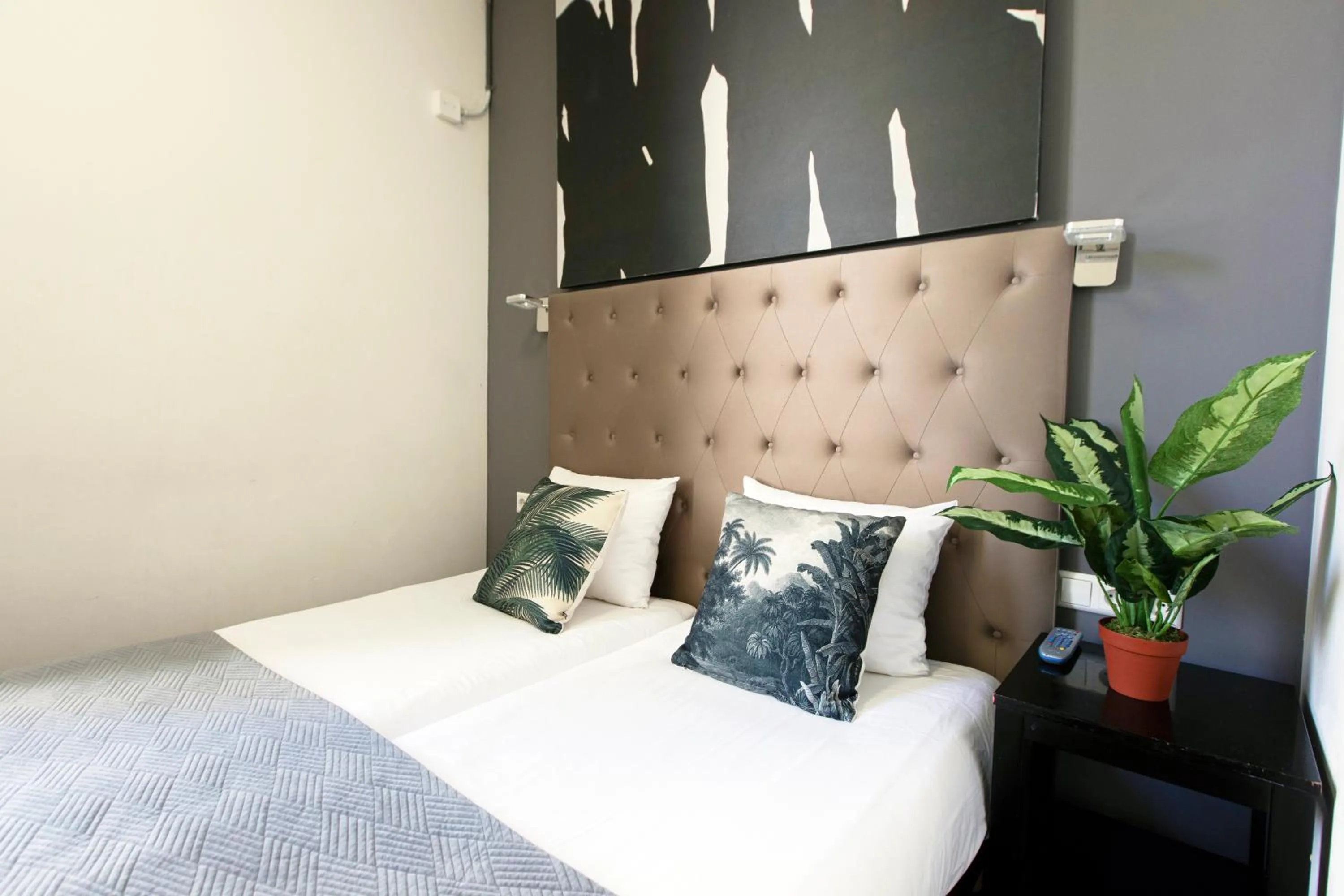 Bed in Quentin Golden Bear Hotel