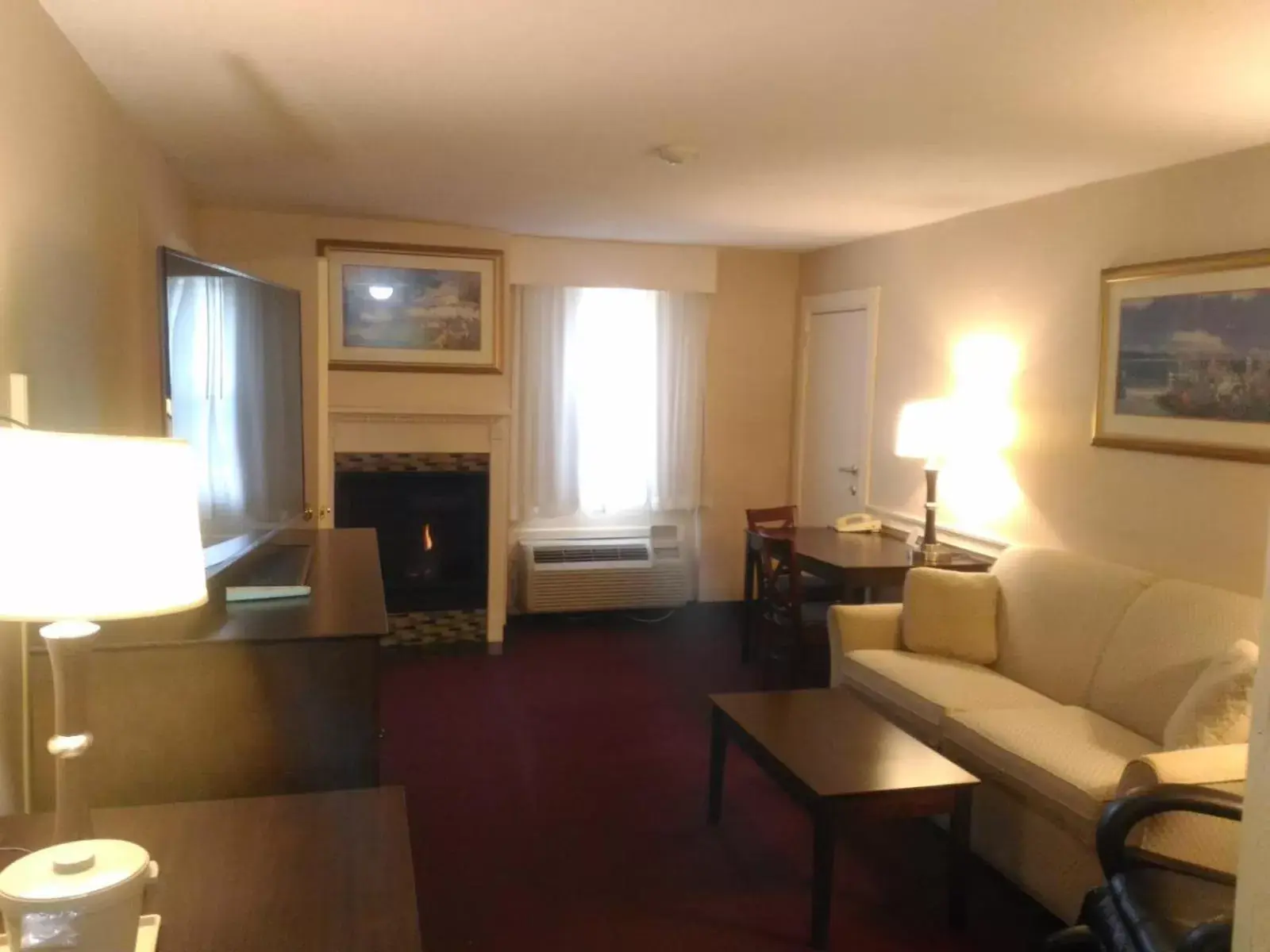 Seating Area in Fireside Inn & Suites Portland