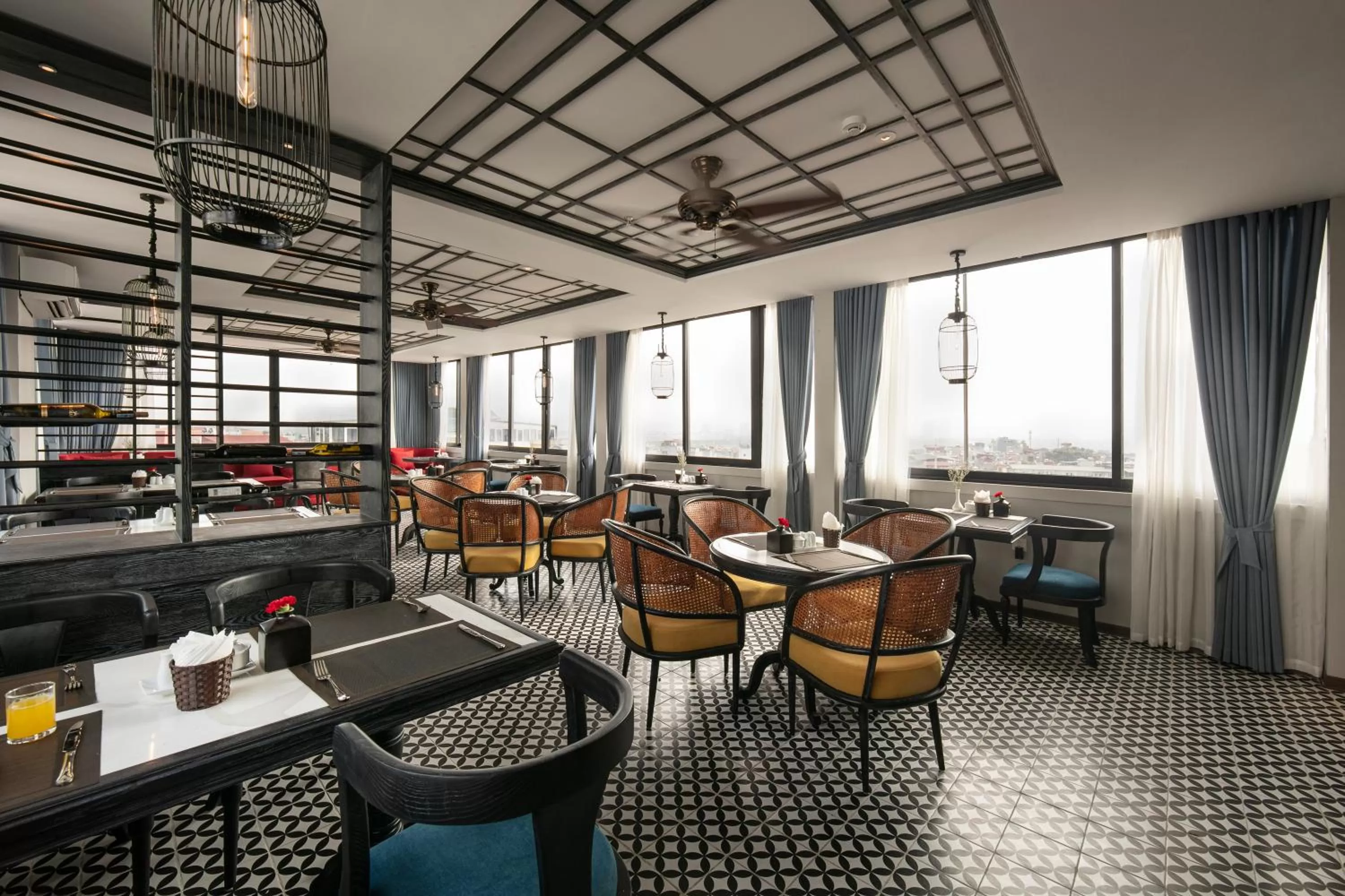 Restaurant/places to eat in Shining Central Hotel & Spa