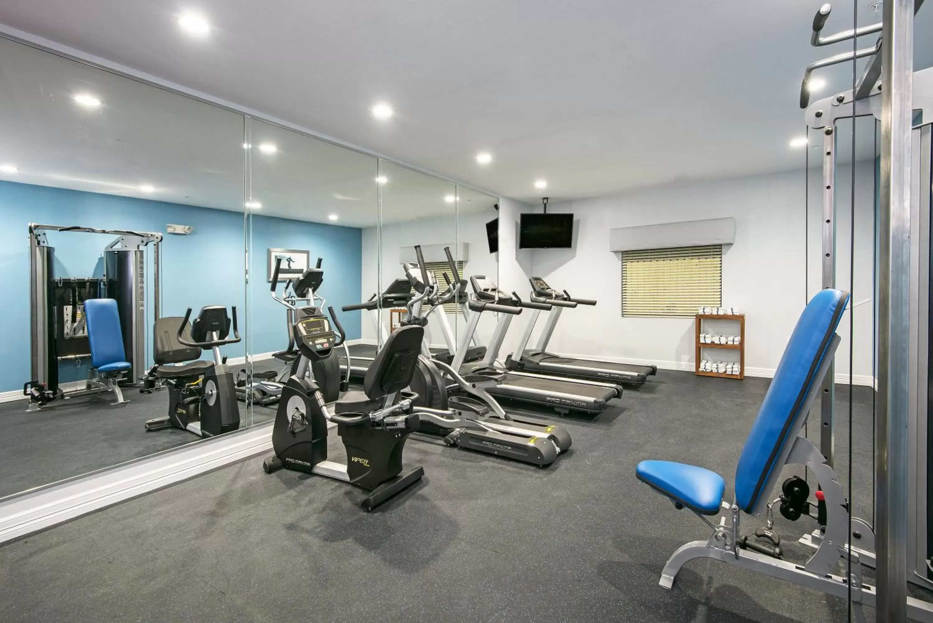 Fitness centre/facilities, Fitness Center/Facilities in Holiday Inn Express and Suites Houston North - IAH Area, an IHG Hotel