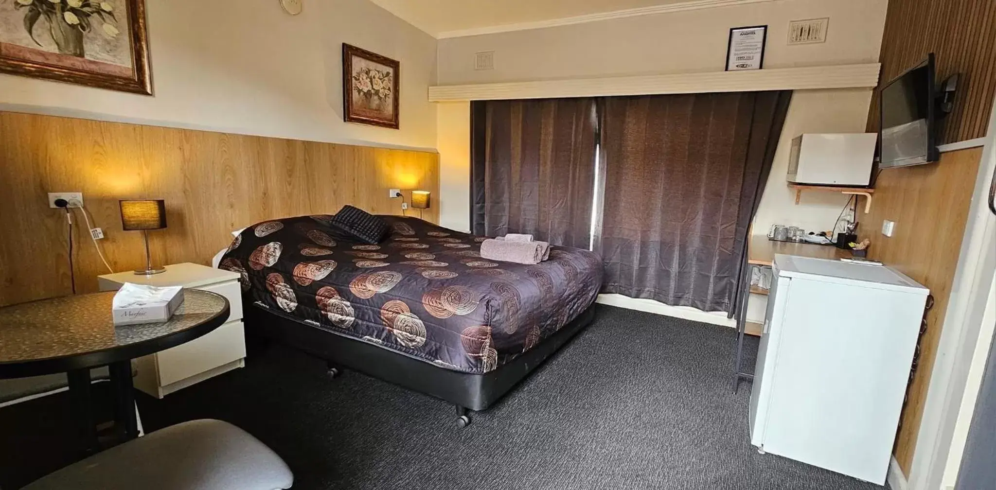 Bedroom, Bed in Blue Lake Motel