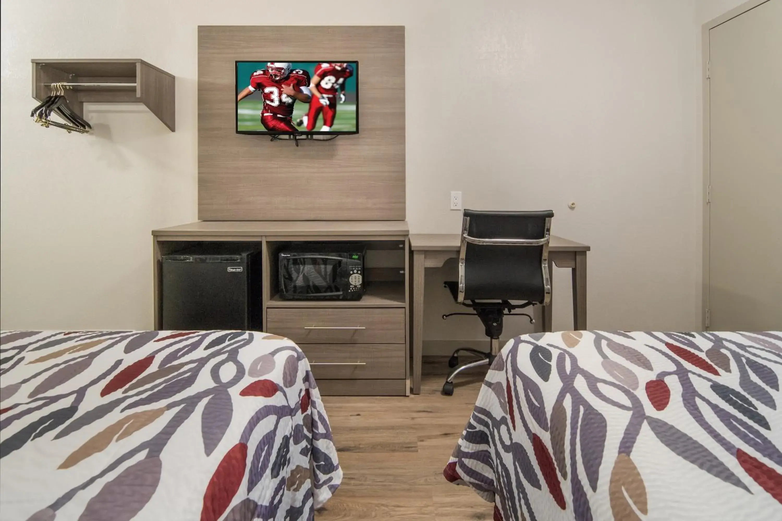 Photo of the whole room, Bed in Red Roof Inn Fort Worth South