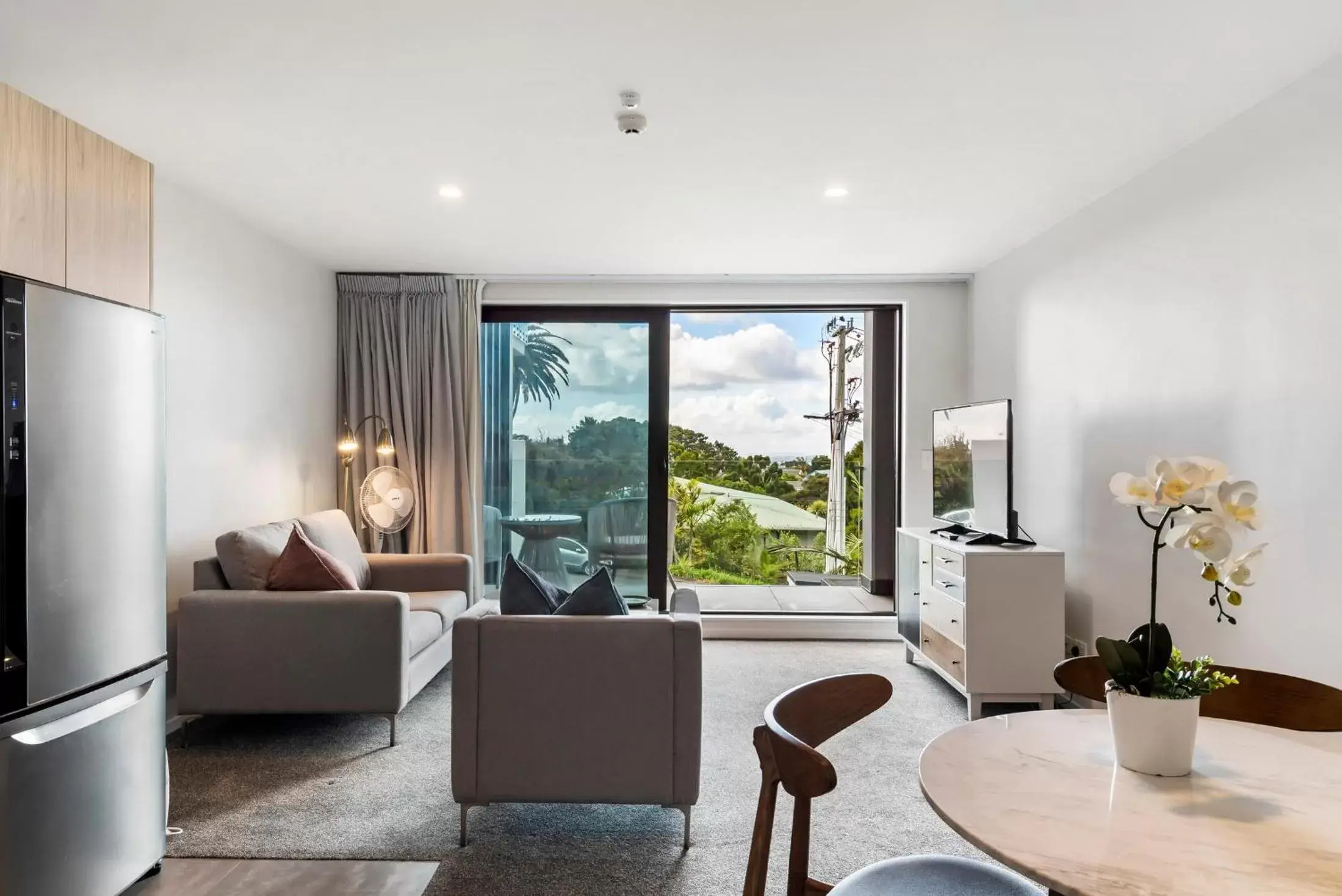 Living room in FERNZ Motel & Apartments Birkenhead Living room in FERNZ Motel & Apartments Birkenhead