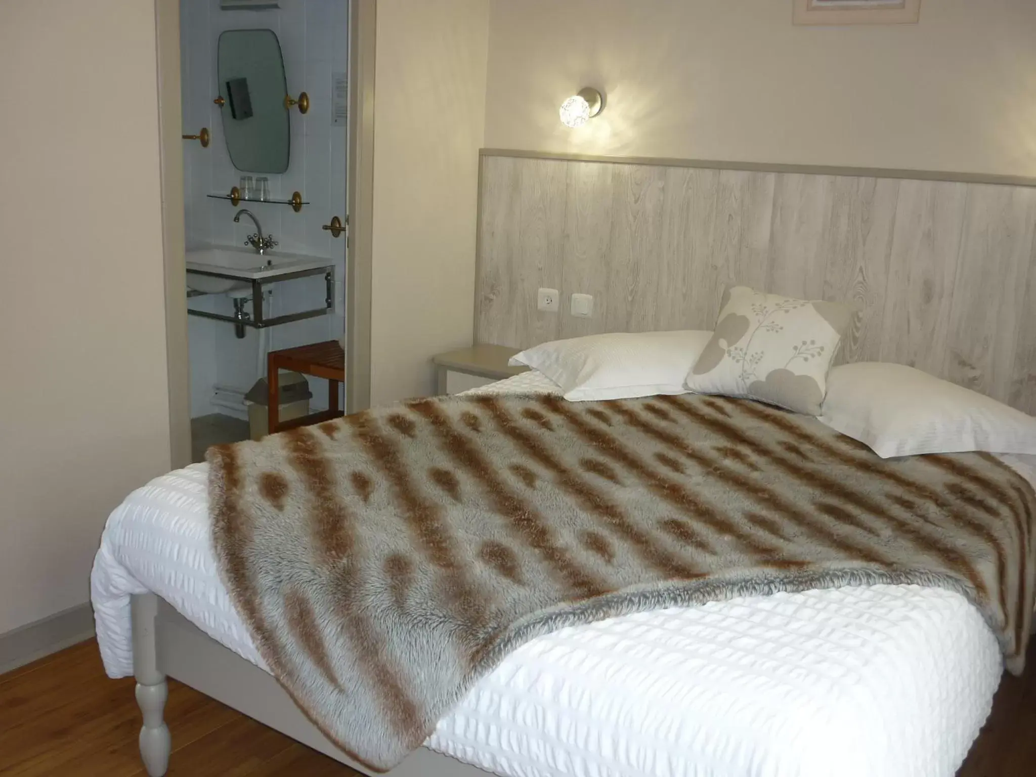 Bed in Hôtel Le Relais de Beaucemaine