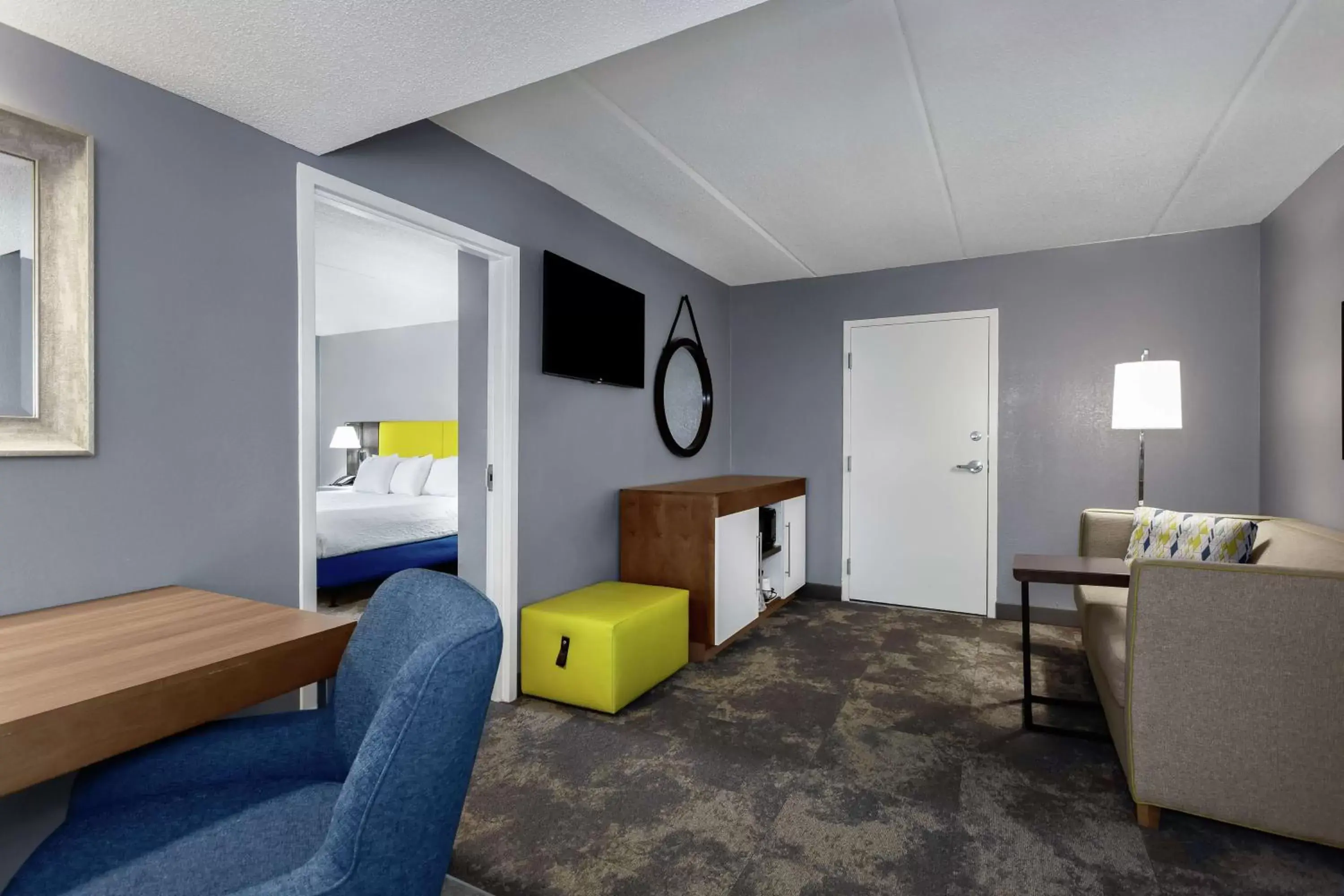 Bedroom, Seating Area in Hampton Inn Amelia Island