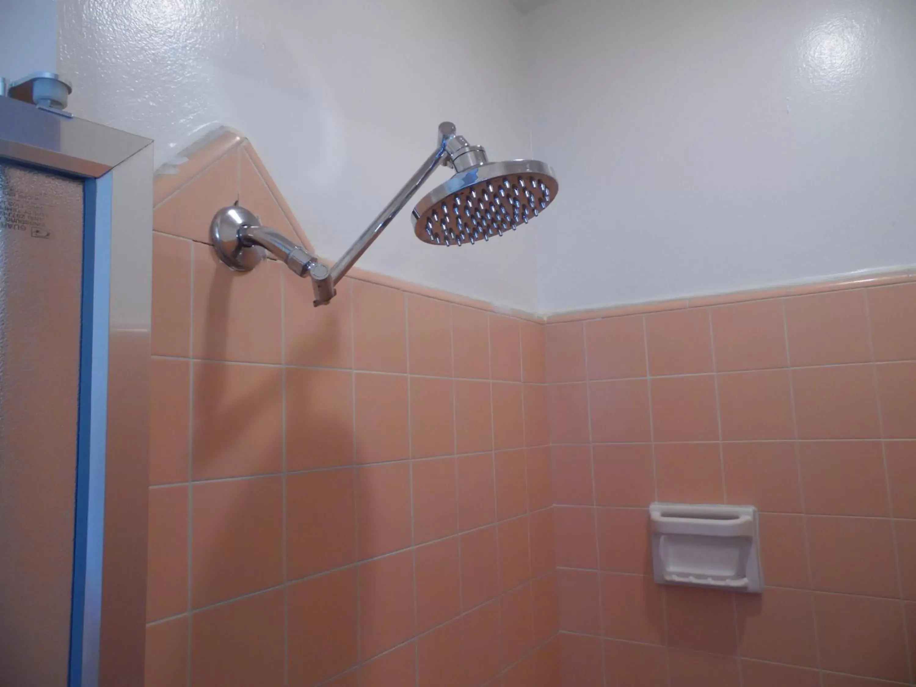 Shower, Bathroom in Hi-Way Host Motel