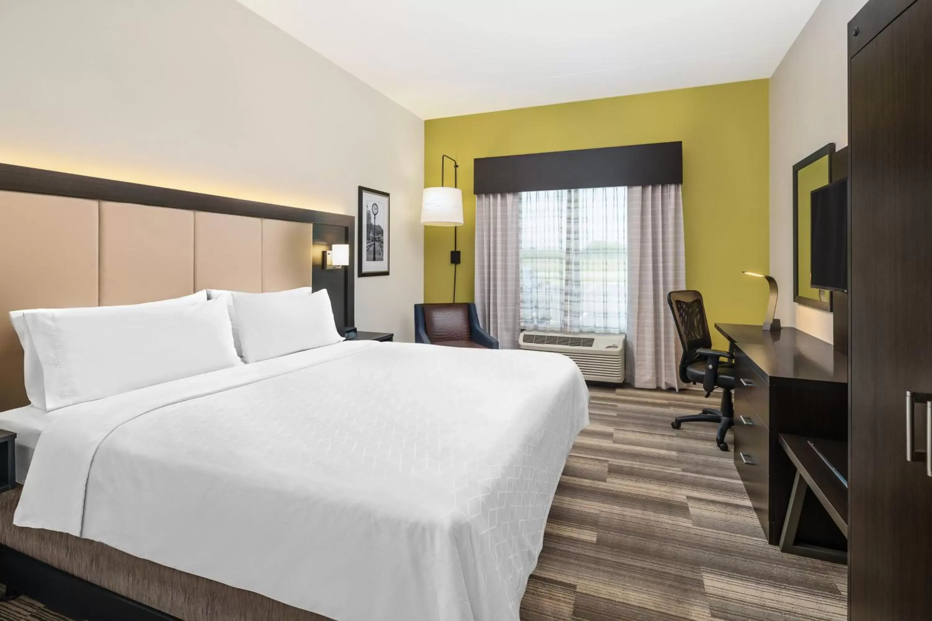 Photo of the whole room, Bed in Holiday Inn Express & Suites Florence, an IHG Hotel