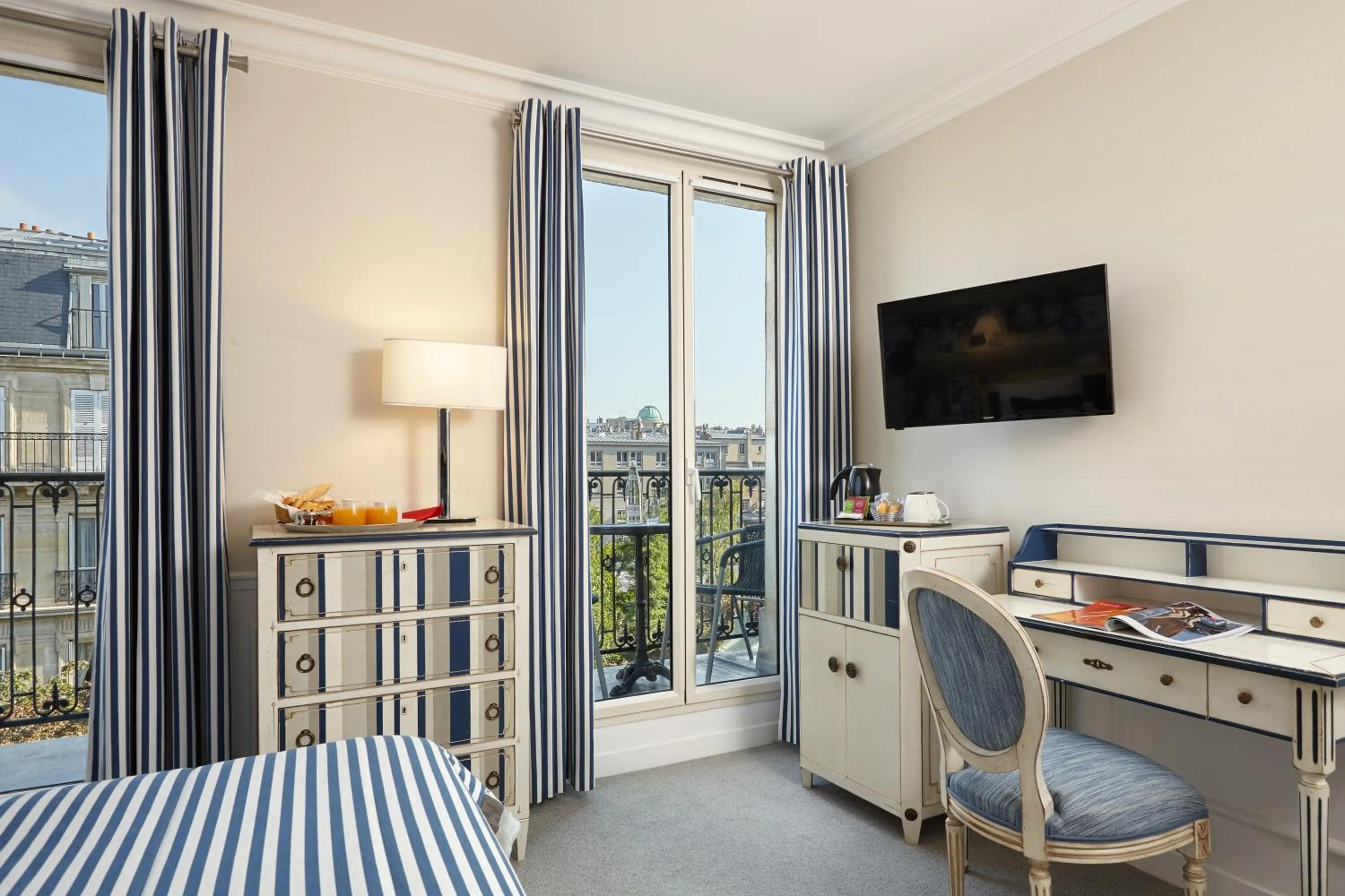 TV and multimedia in Hôtel Relais Saint Jacques Paris