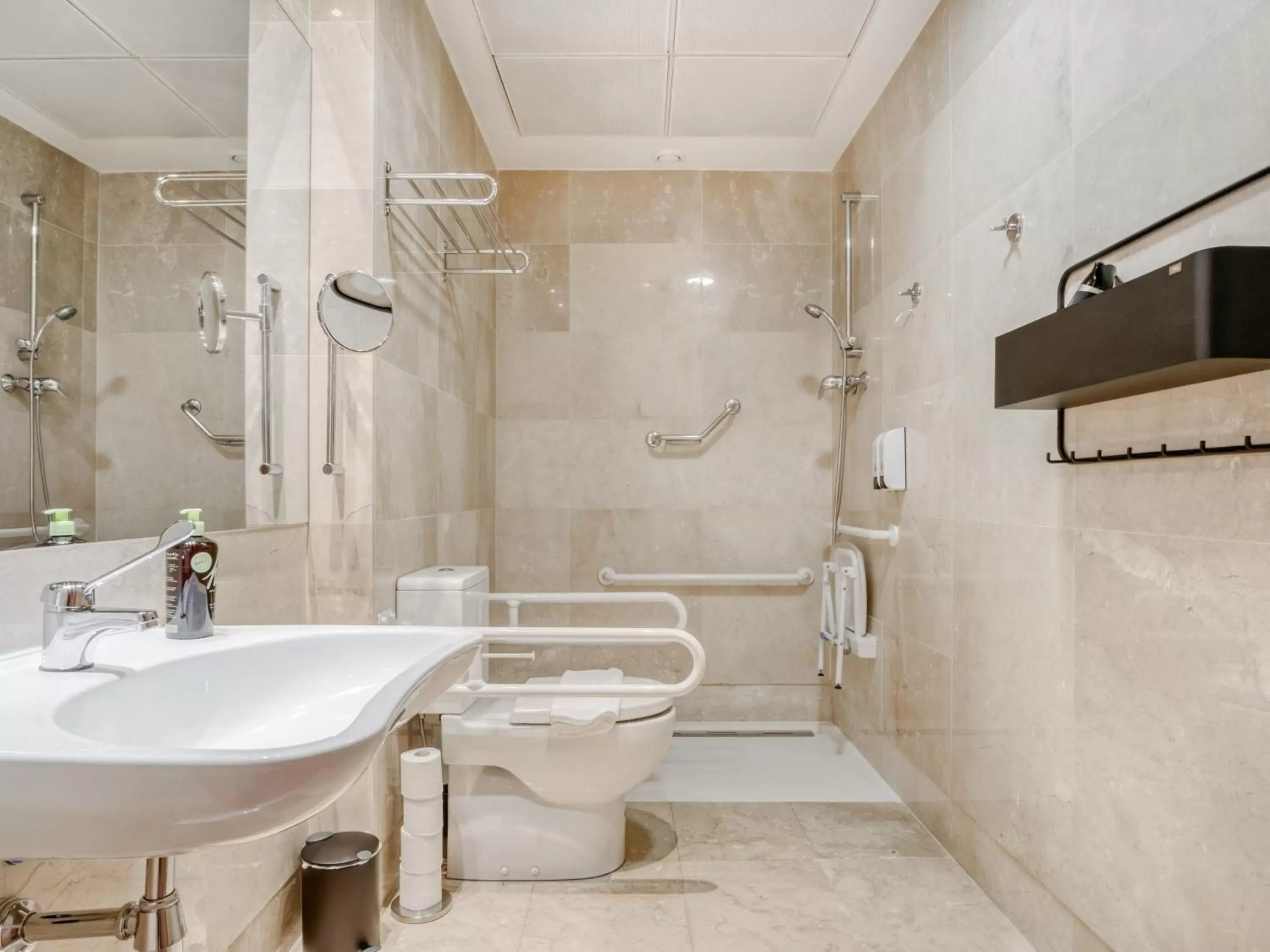 Shower, Bathroom in limehome Madrid Calle de Don Ramón de la Cruz