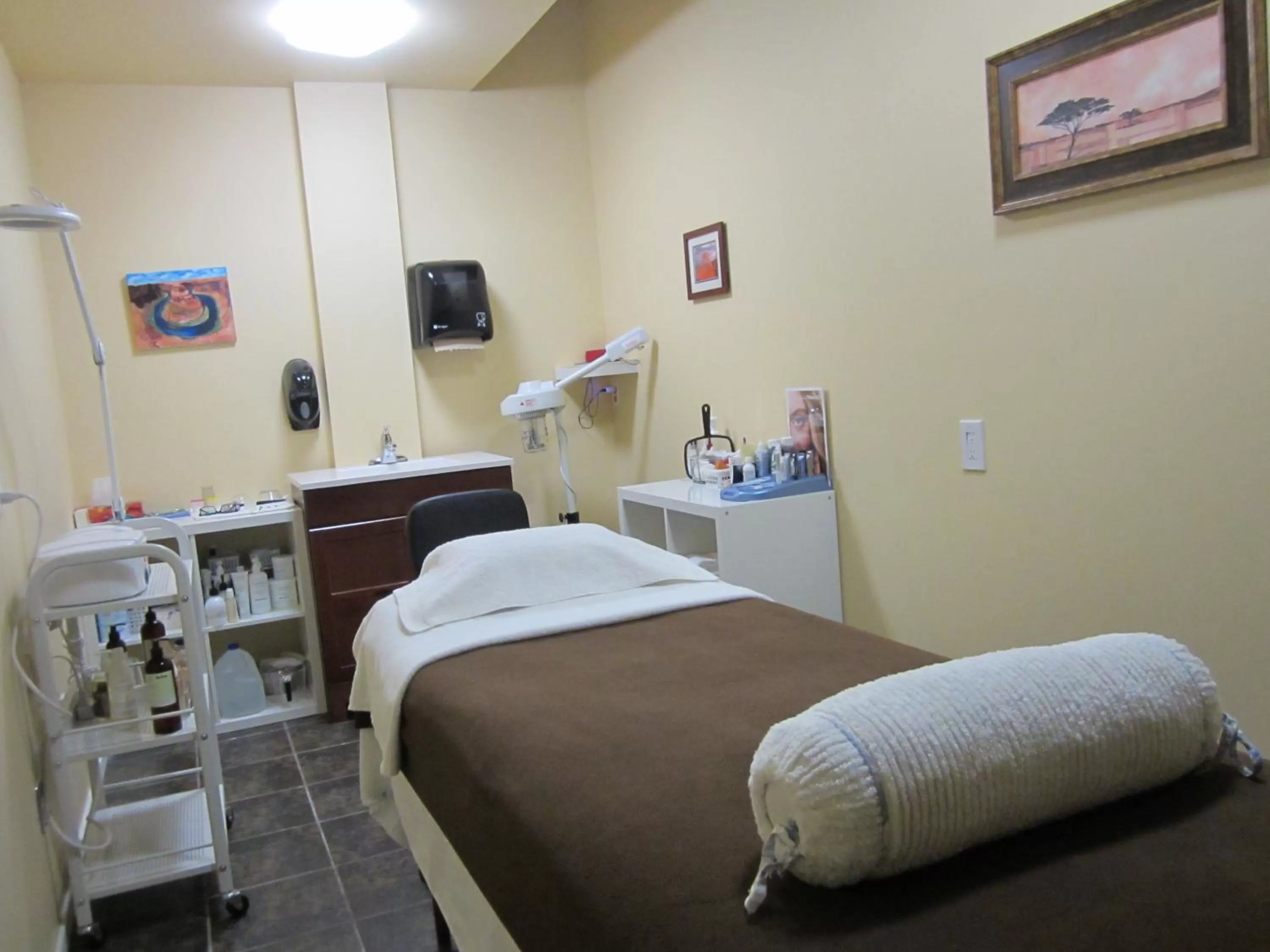 Spa and wellness centre/facilities, Bed in Super 8 by Wyndham West Kelowna BC