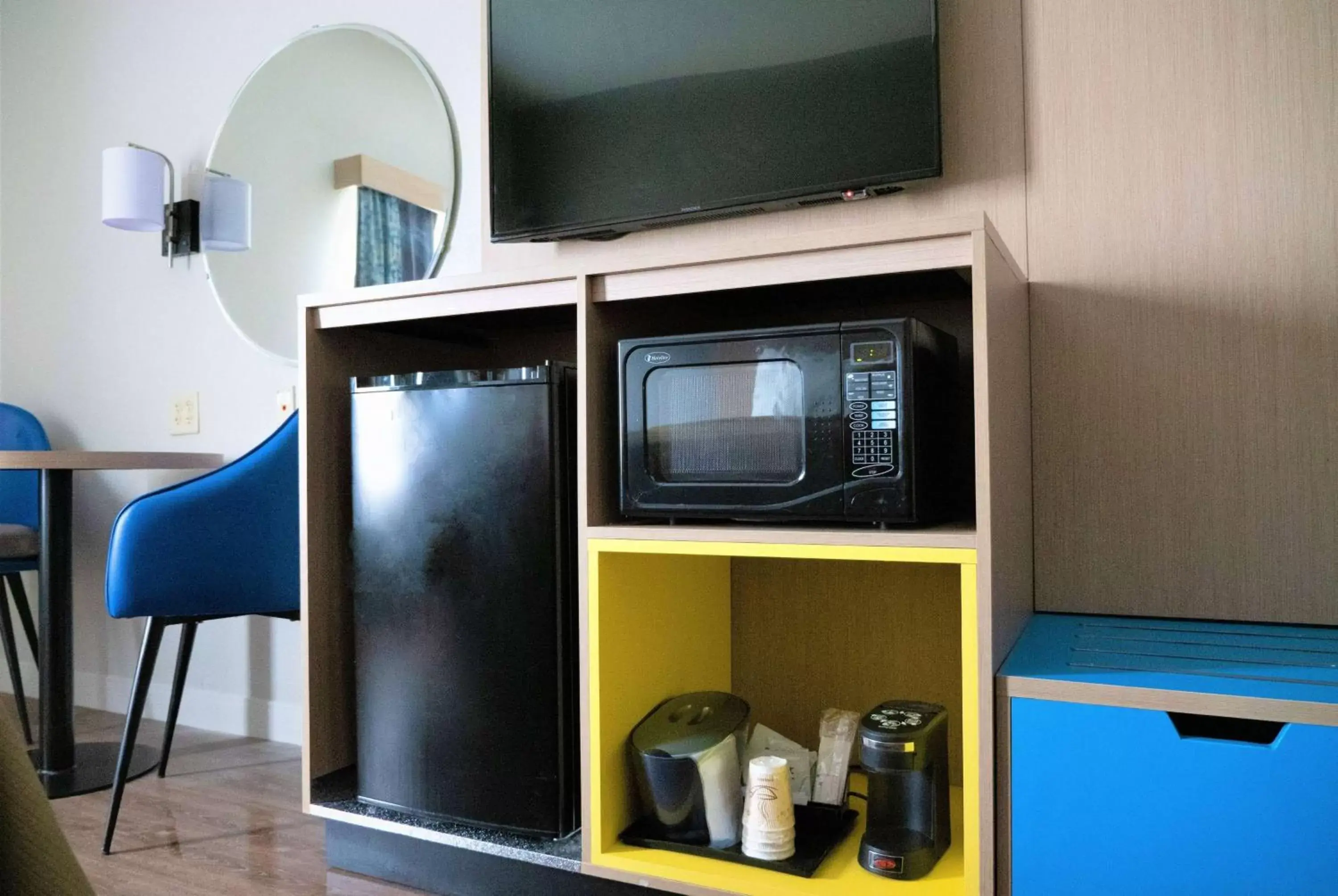 Photo of the whole room in Days Inn & Suites by Wyndham Savannah North I-95 Photo of the whole room in Days Inn & Suites by Wyndham Savannah North I-95