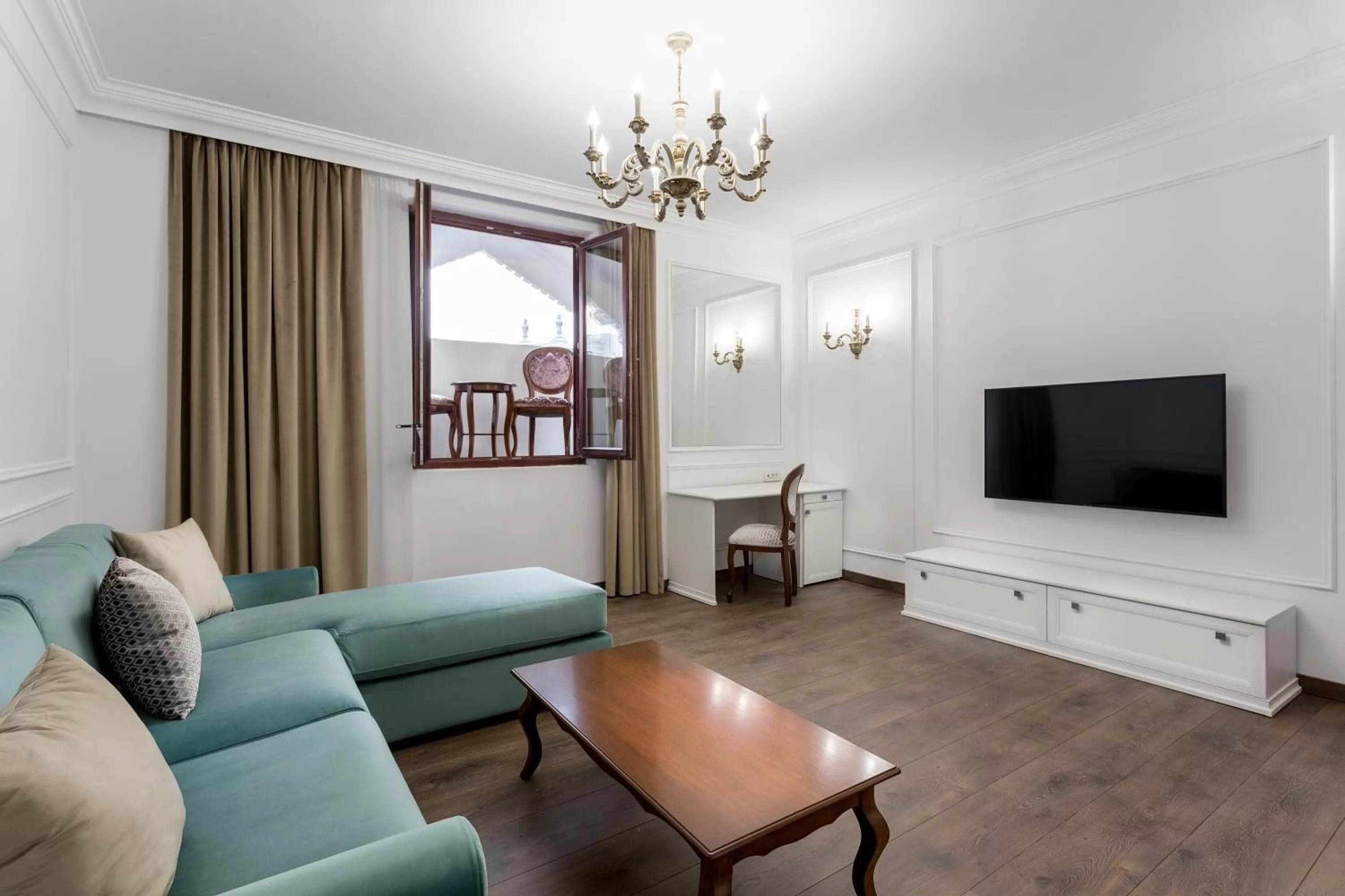 Living room in Lahovary Palace Hotel