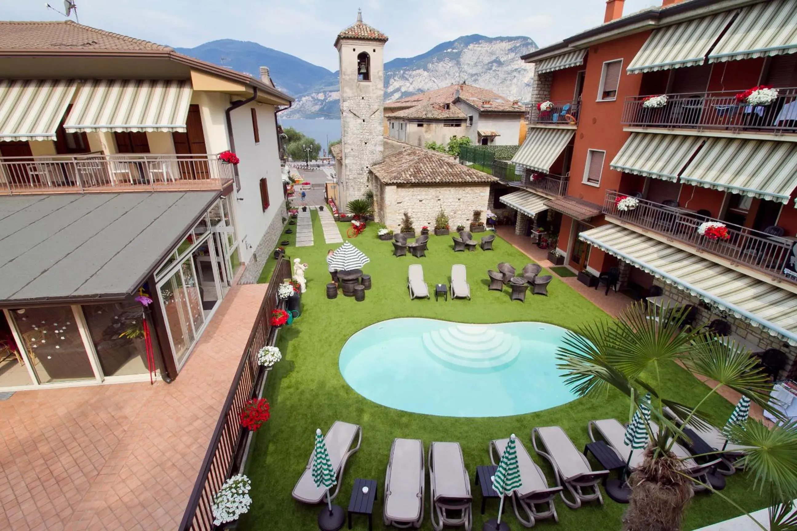 Place of worship, Pool View in Albergo Casa Este