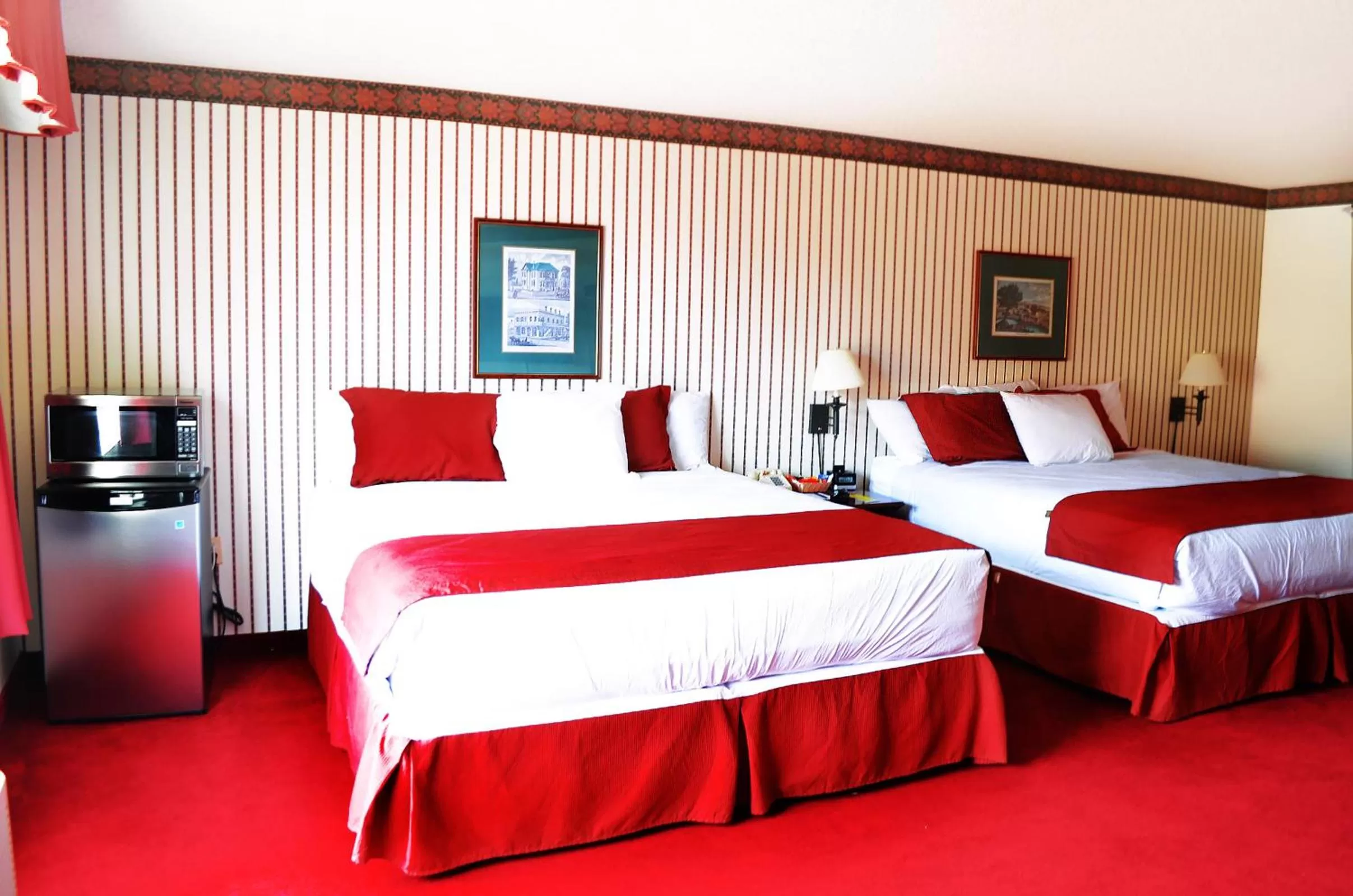 Photo of the whole room, Bed in Hoover Dam Lodge
