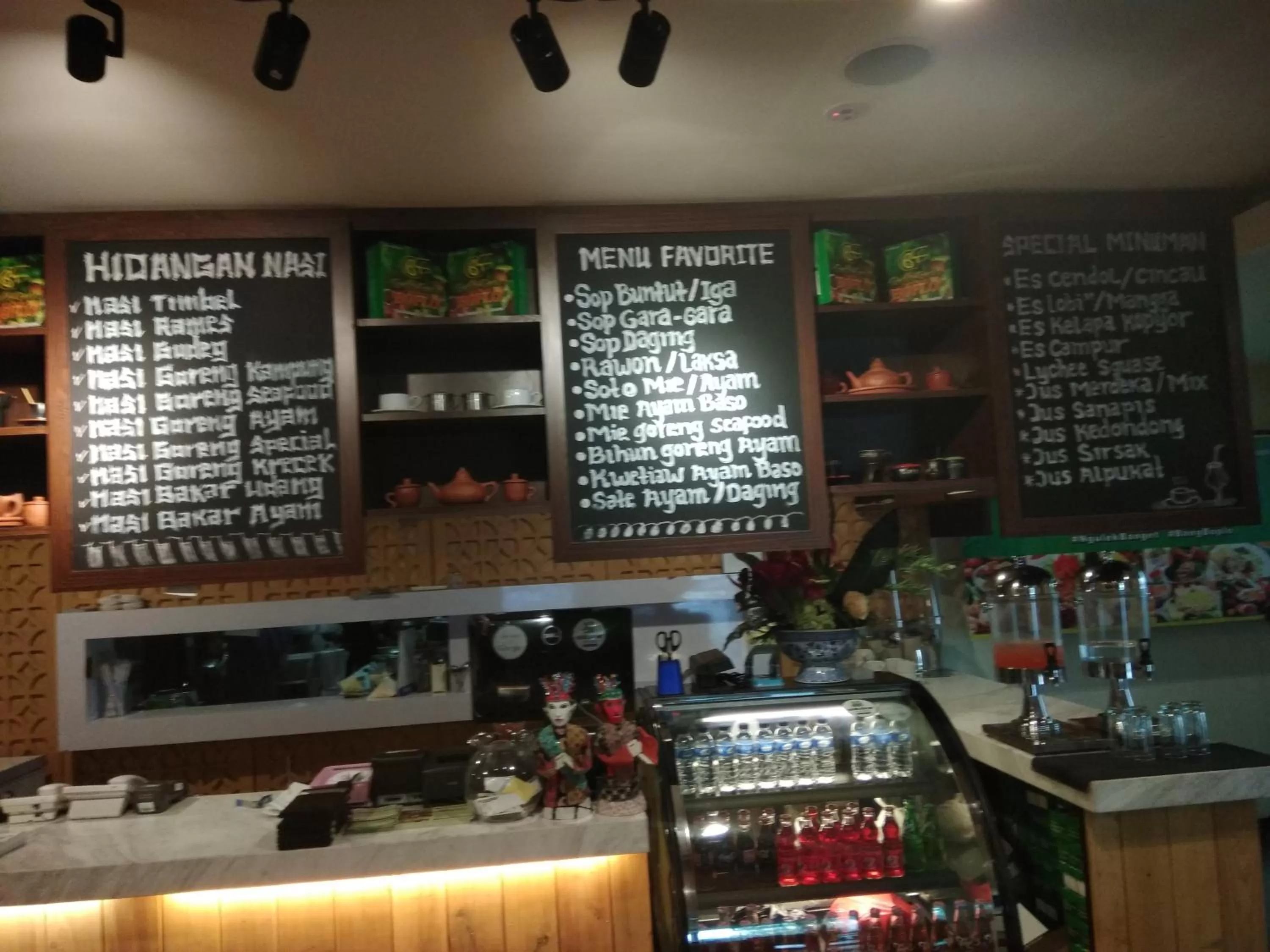 Restaurant/places to eat in MaxoneHotels at Kramat