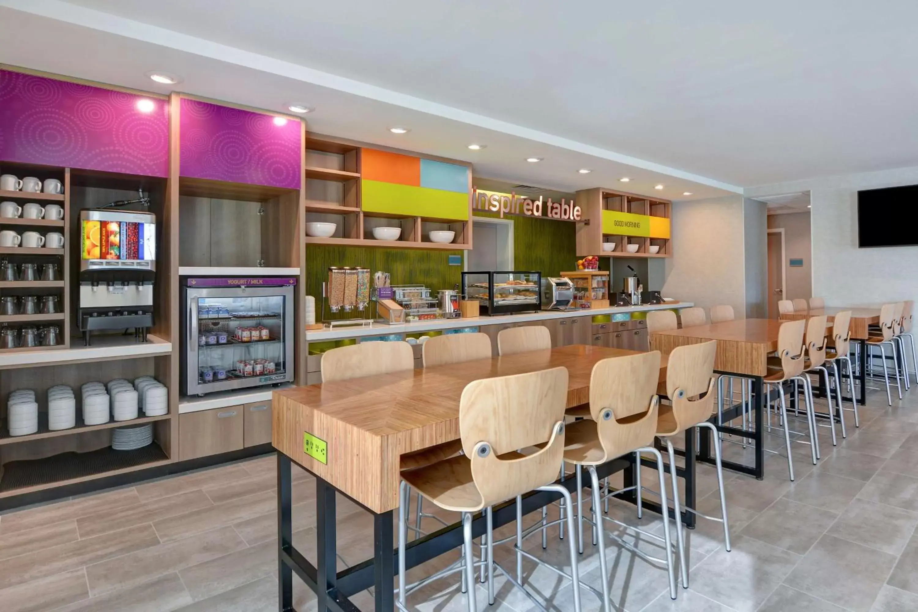 Breakfast, Lounge/Bar in Home2 Suites By Hilton Savannah Midtown, Ga
