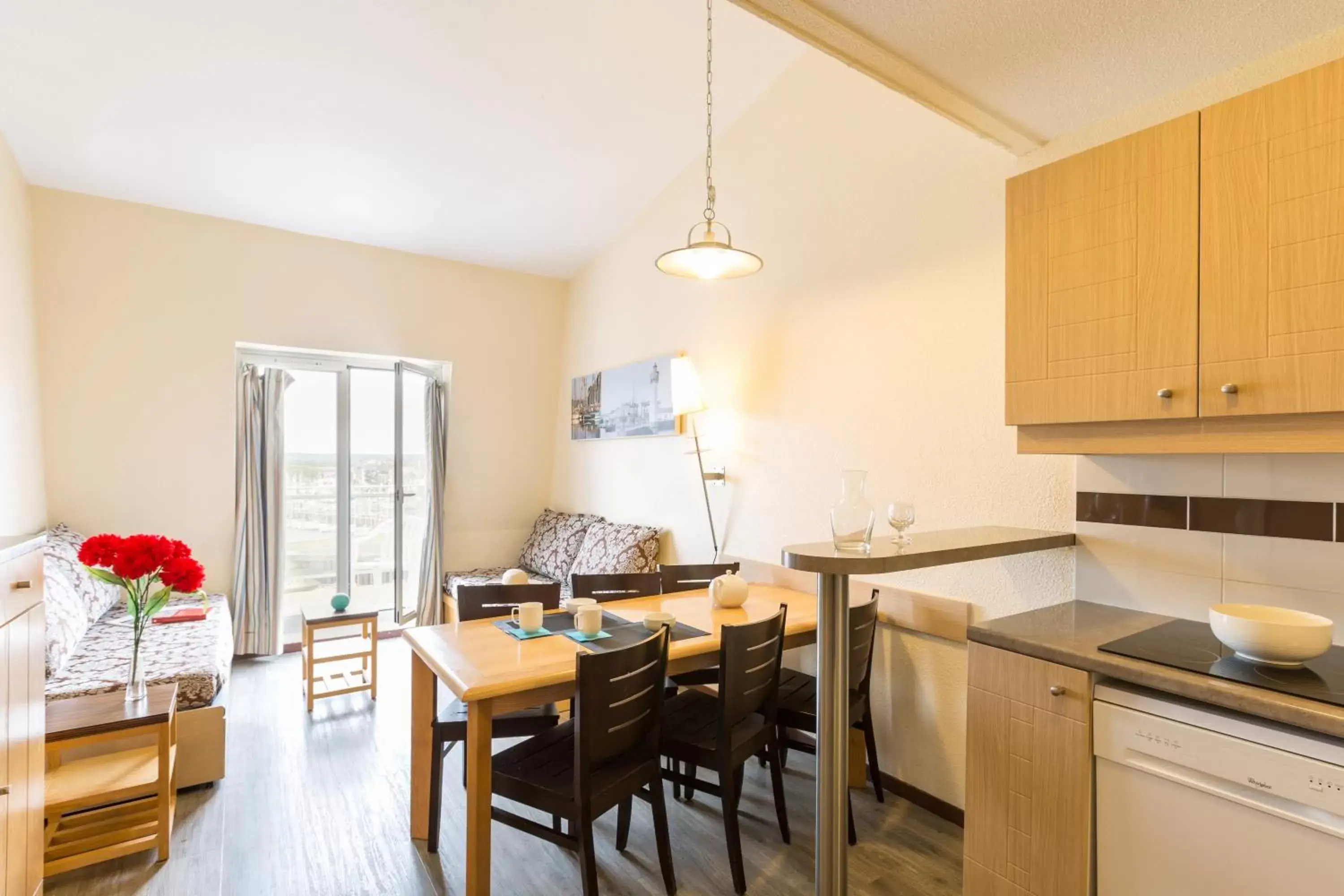 Dining area, Kitchen/Kitchenette in SOWELL RESIDENCES Le Port