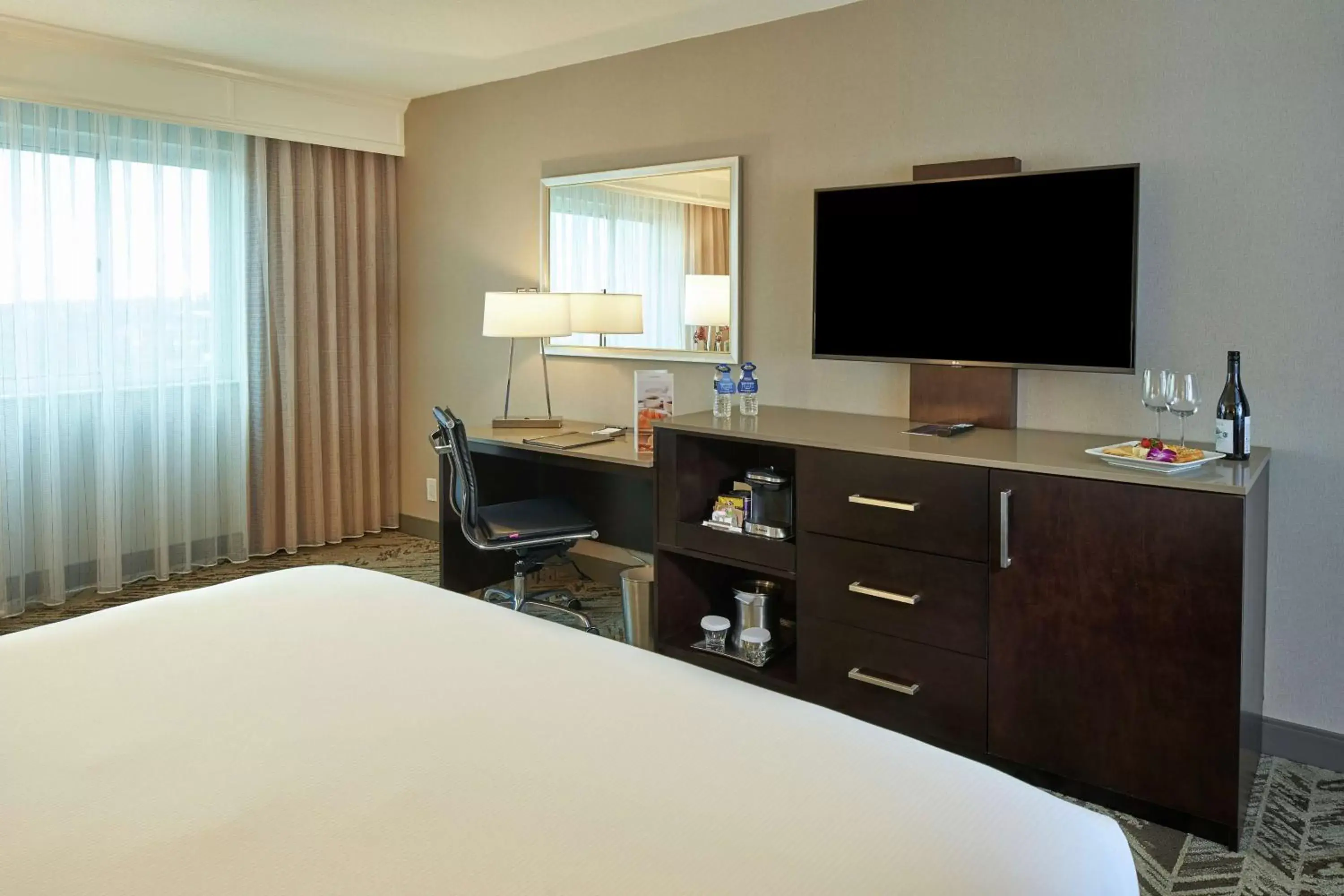 Bed, TV/Entertainment Center in Hilton Cincinnati Airport