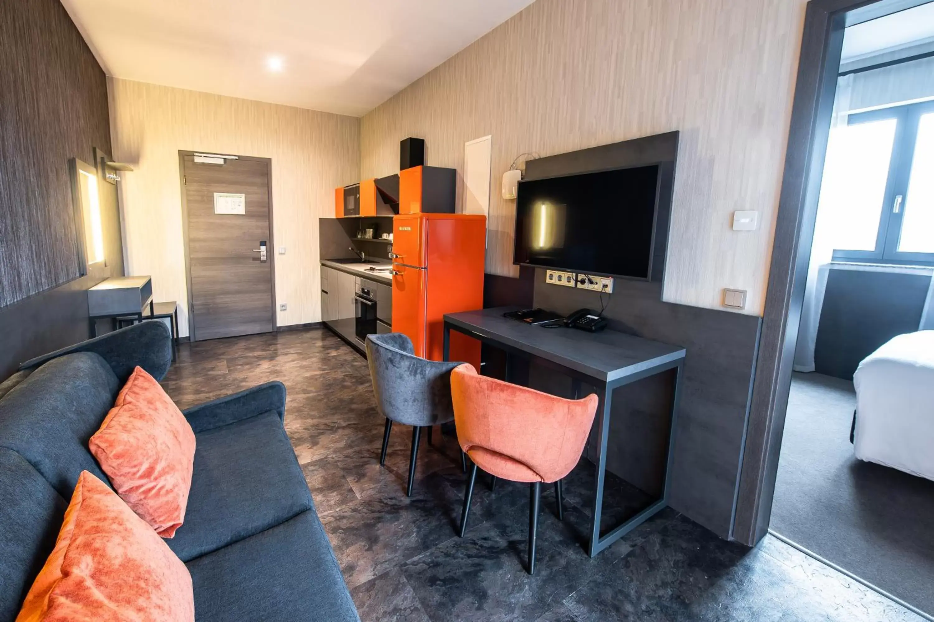 Kitchen or kitchenette, Seating Area in Hotel LifeStyle Mindelheim