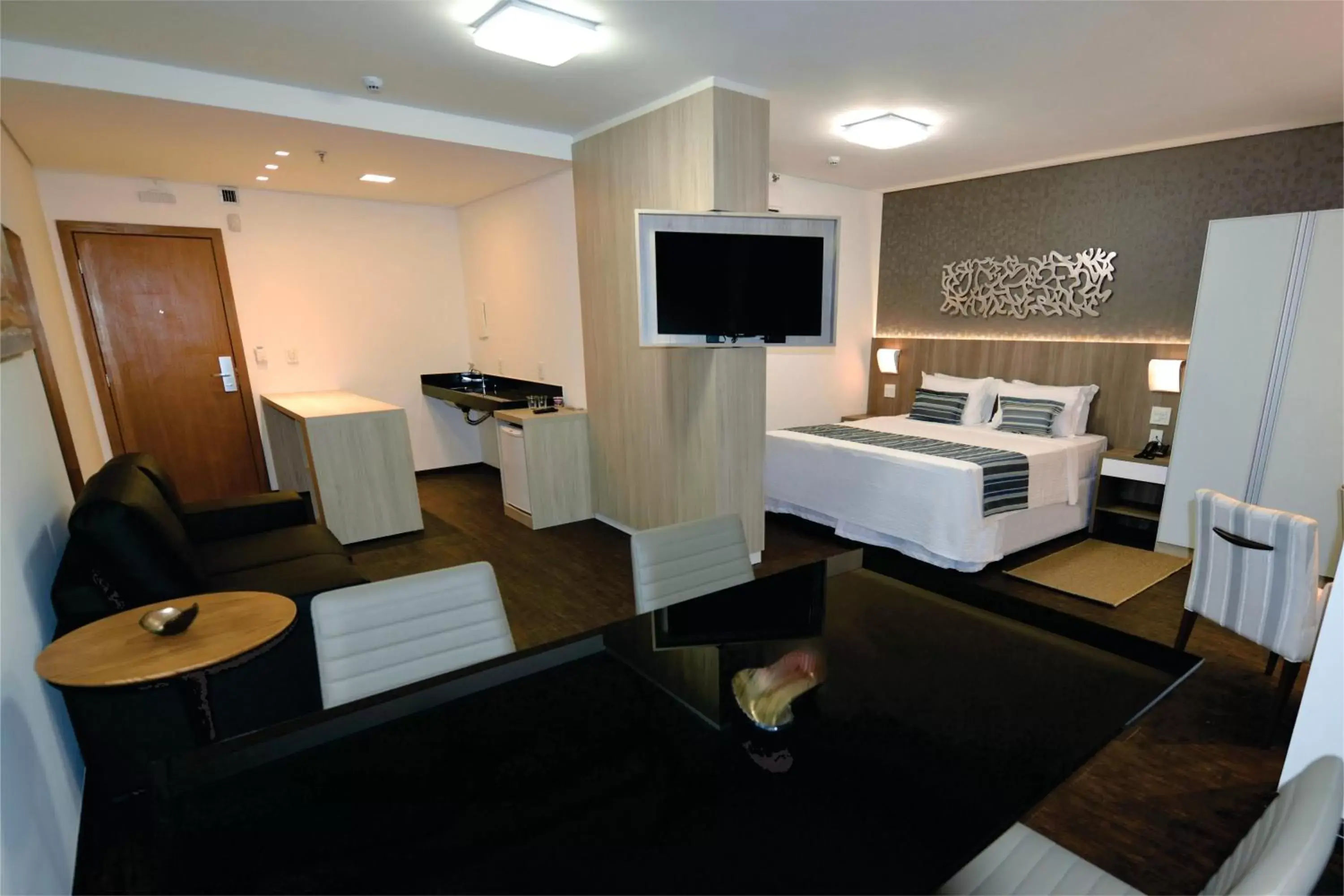 Bedroom, TV/Entertainment Center in Allia Gran Pampulha Suites