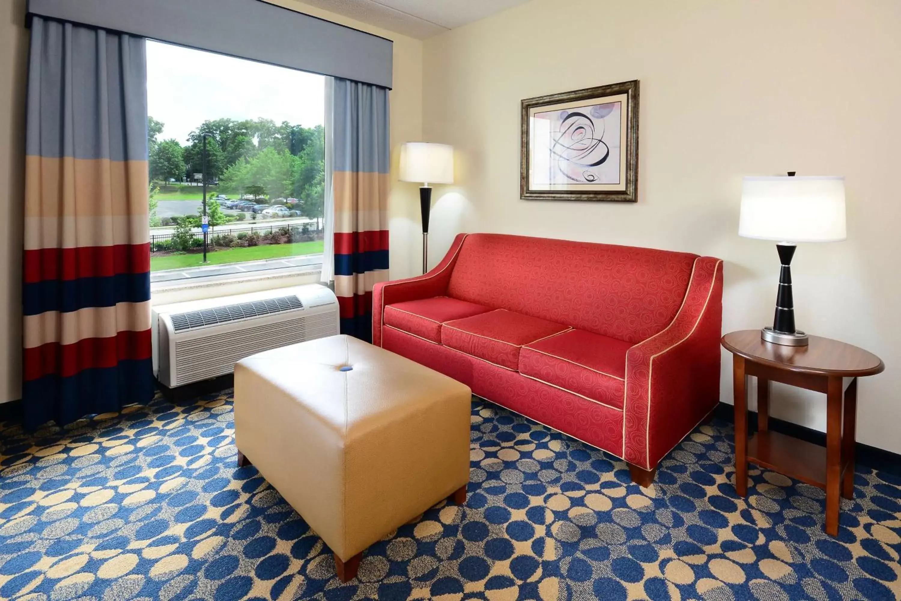 Bed, Seating Area in Hampton Inn & Suites Durham North I-85