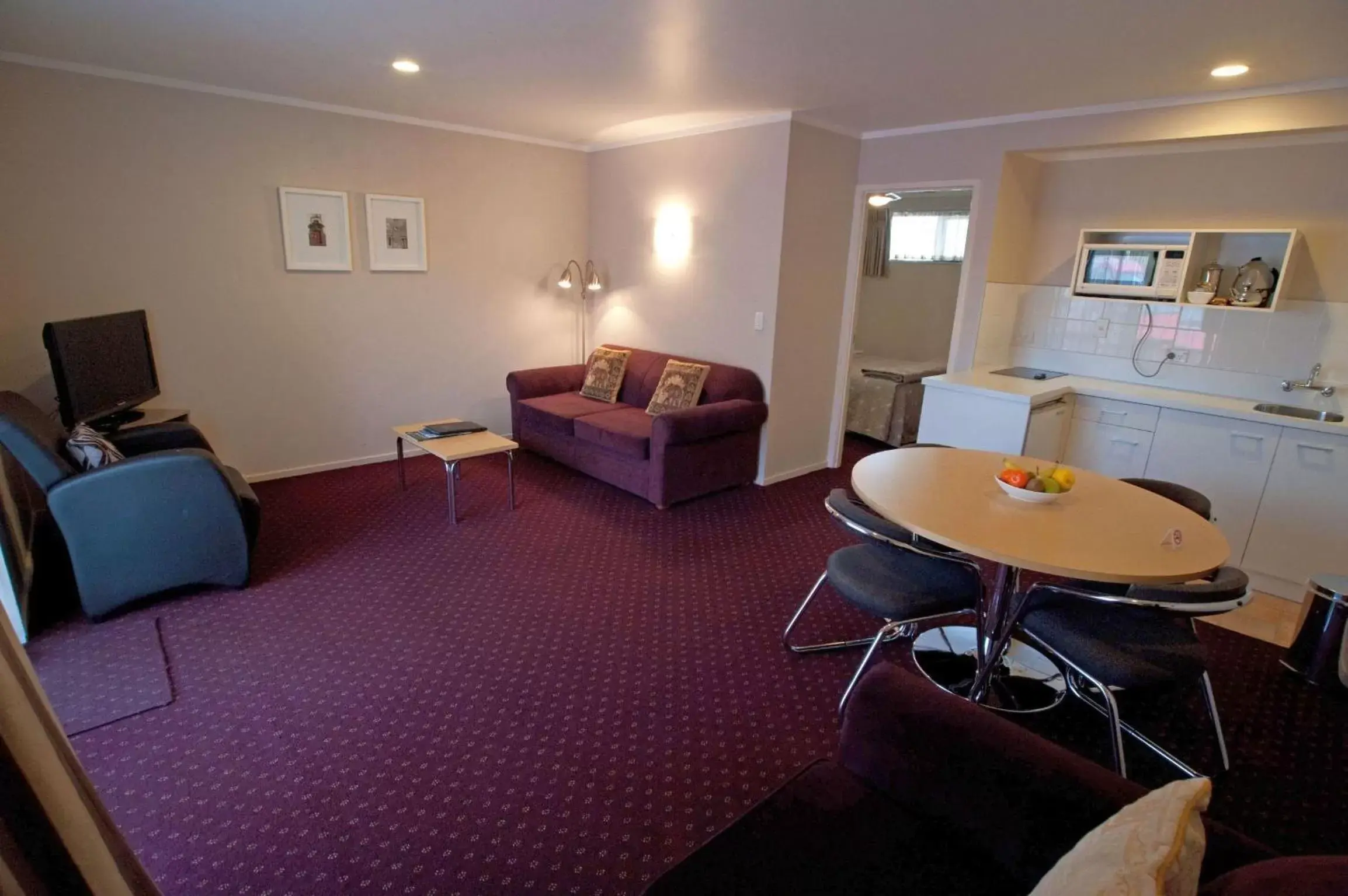 Photo of the whole room, Seating Area in Manukau Motor Lodge